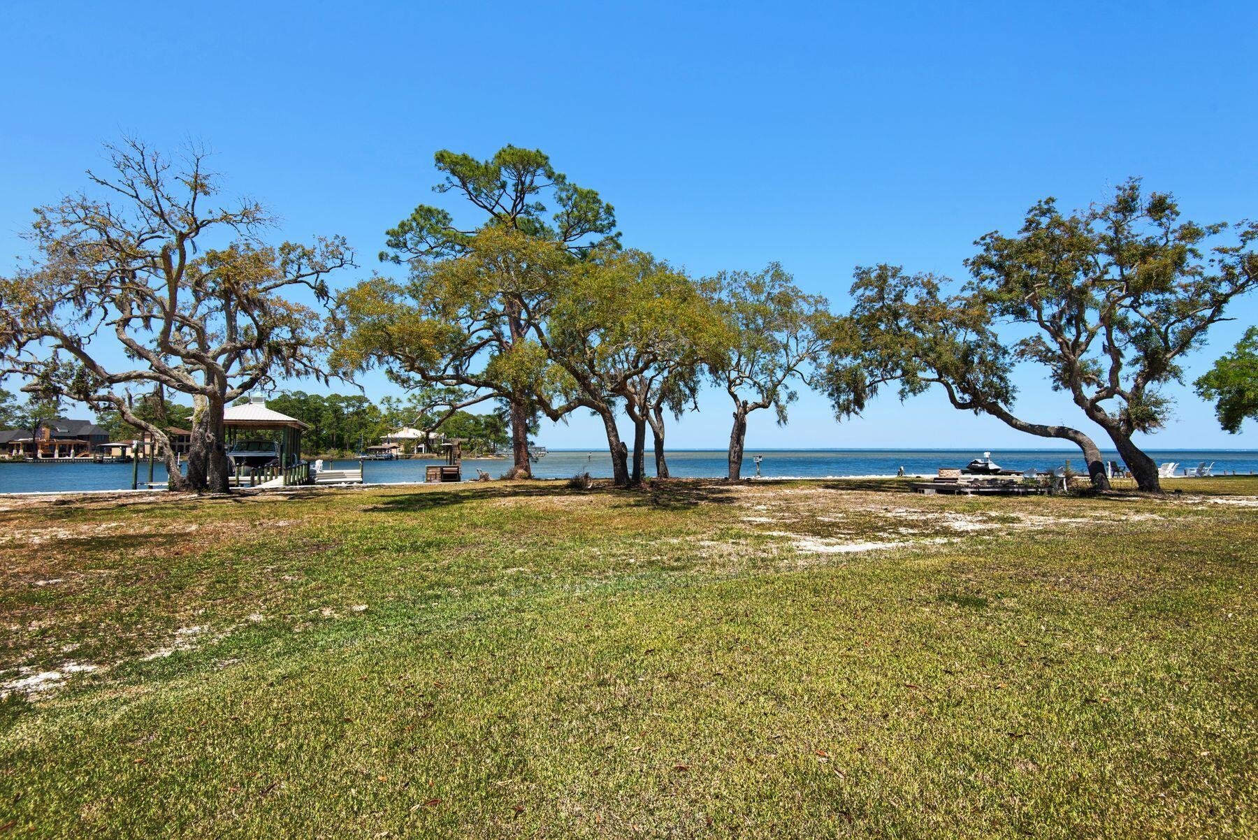 HEWETT BAYOU - Land