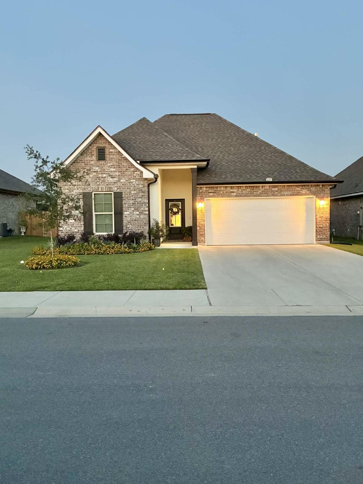 The TRILLIUM IV B in The Bluffs at Lafayette community offers a 3 bedroom, 2 full bathroom open and split design. FSBO