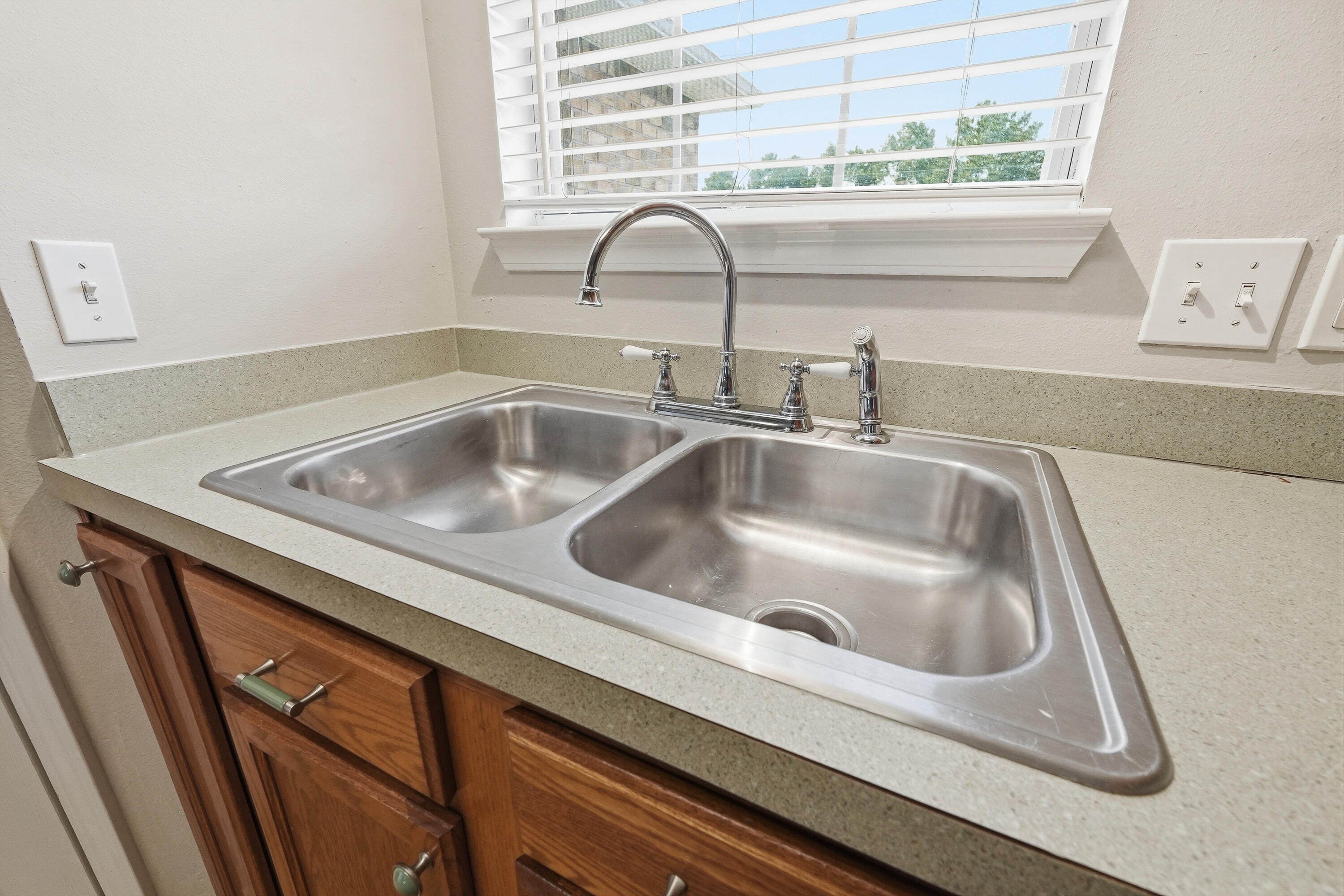 COUNTRYVIEW ESTATES 10TH ADDN - Residential Lease