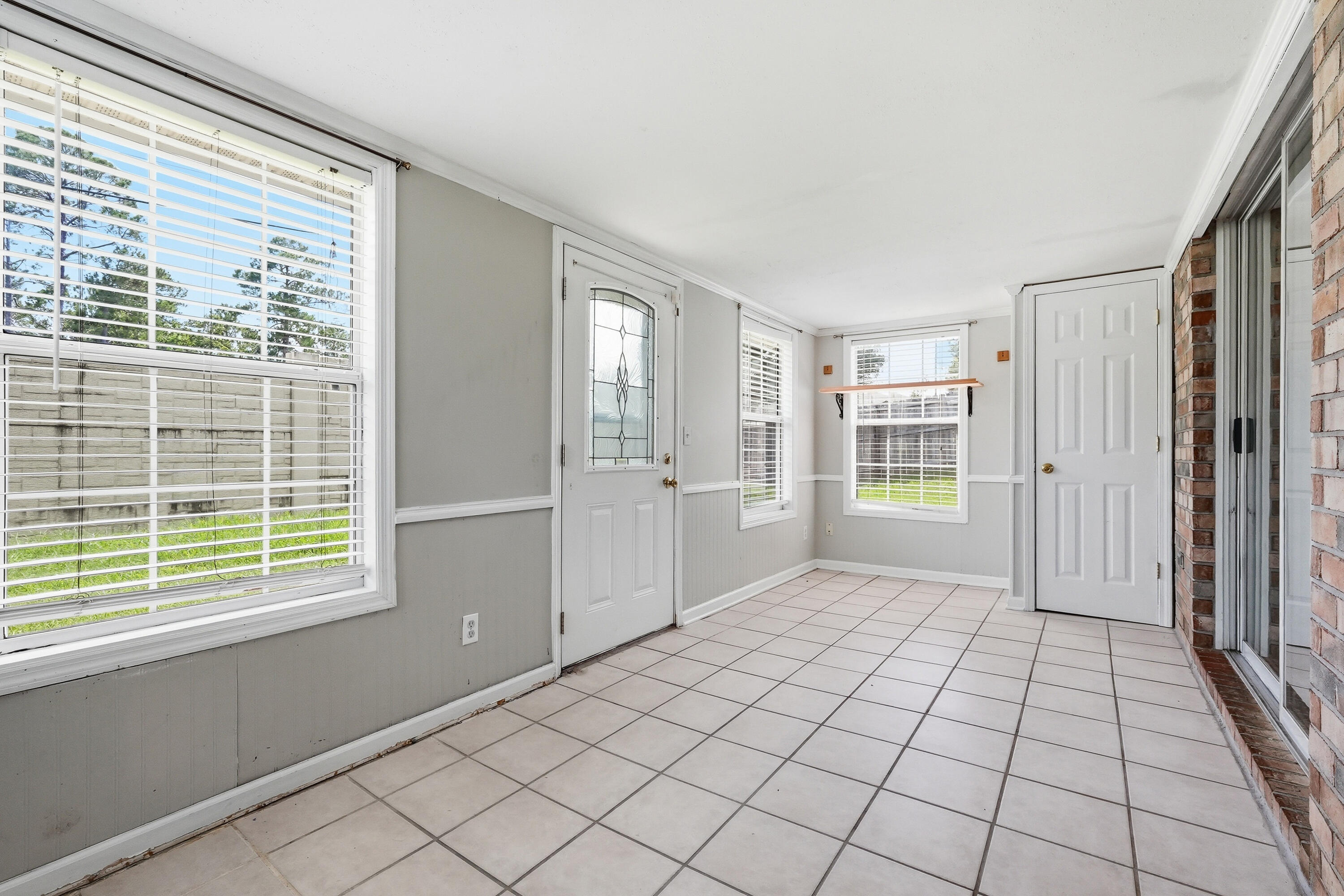 COUNTRYVIEW ESTATES 10TH ADDN - Residential Lease