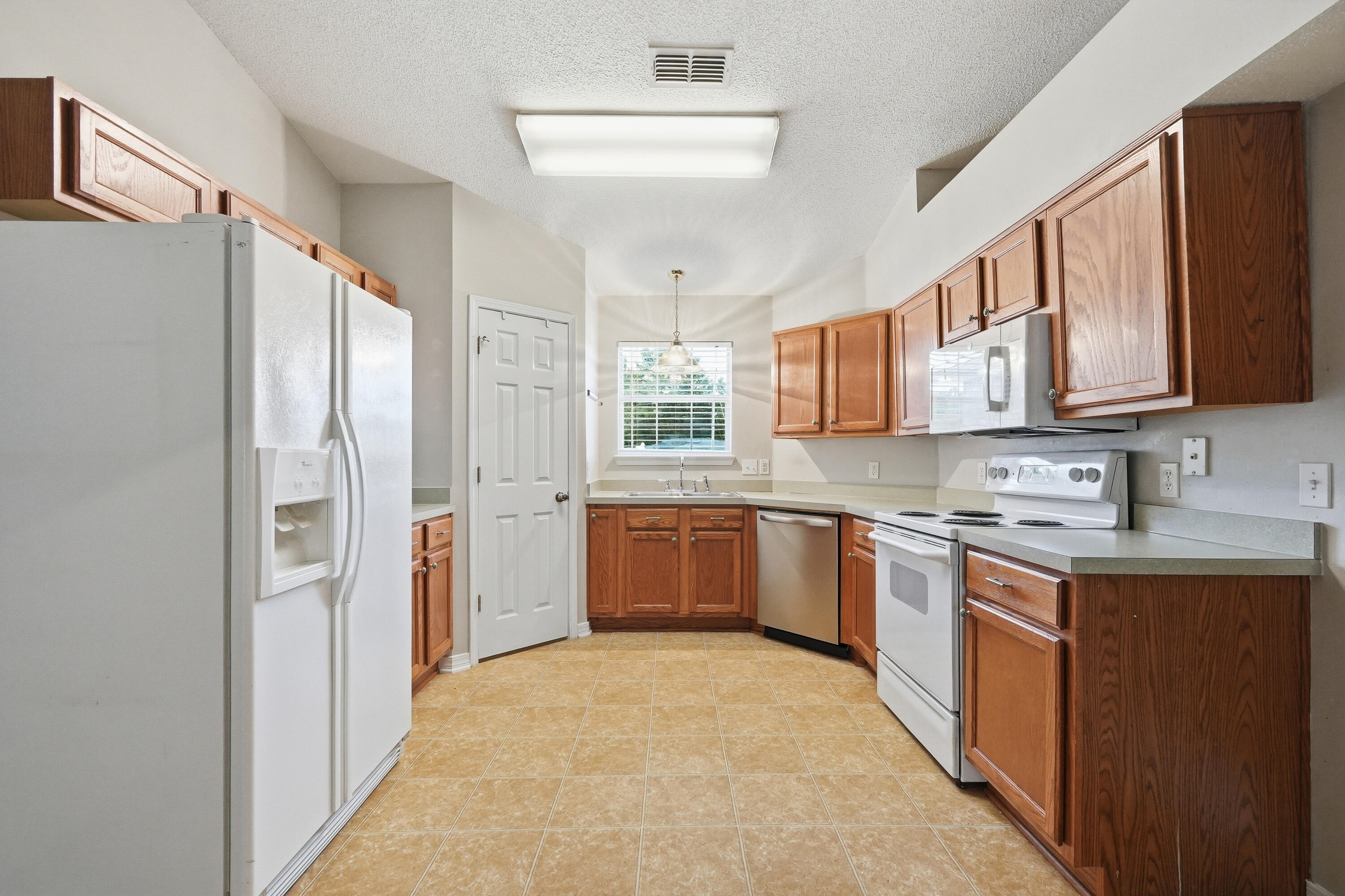 COUNTRYVIEW ESTATES 10TH ADDN - Residential Lease