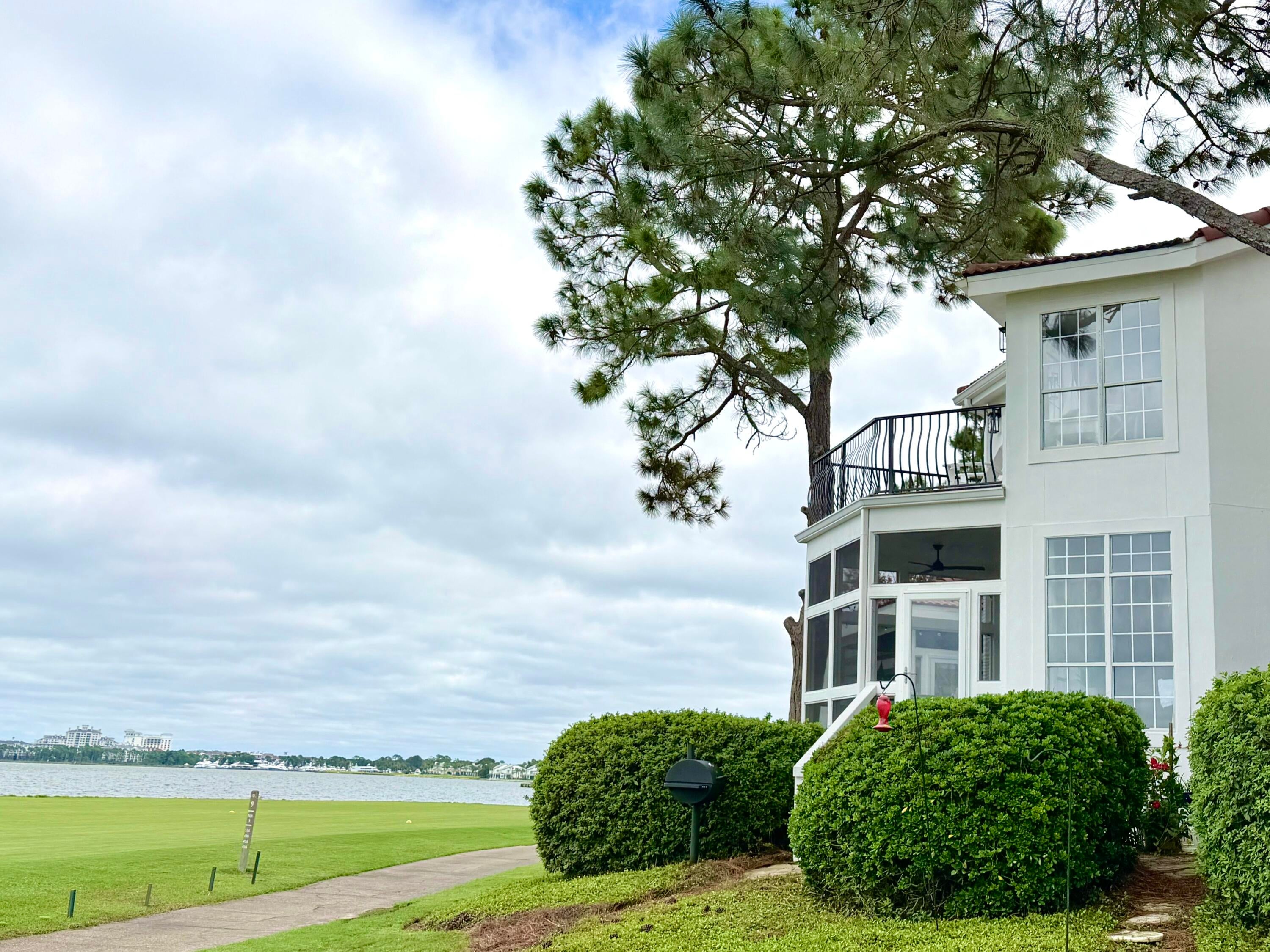 VANTAGE POINTE - Residential