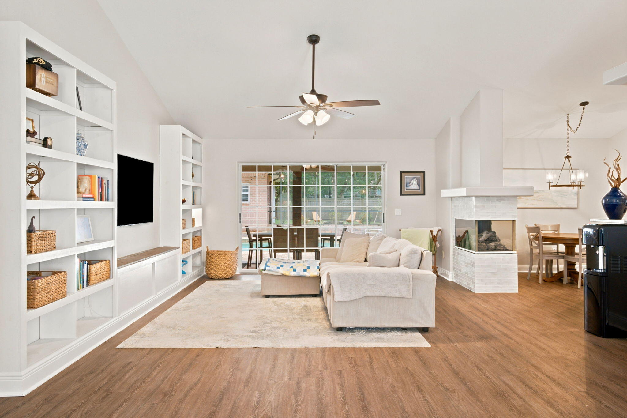 ROBLEDAL ESTATES - Residential