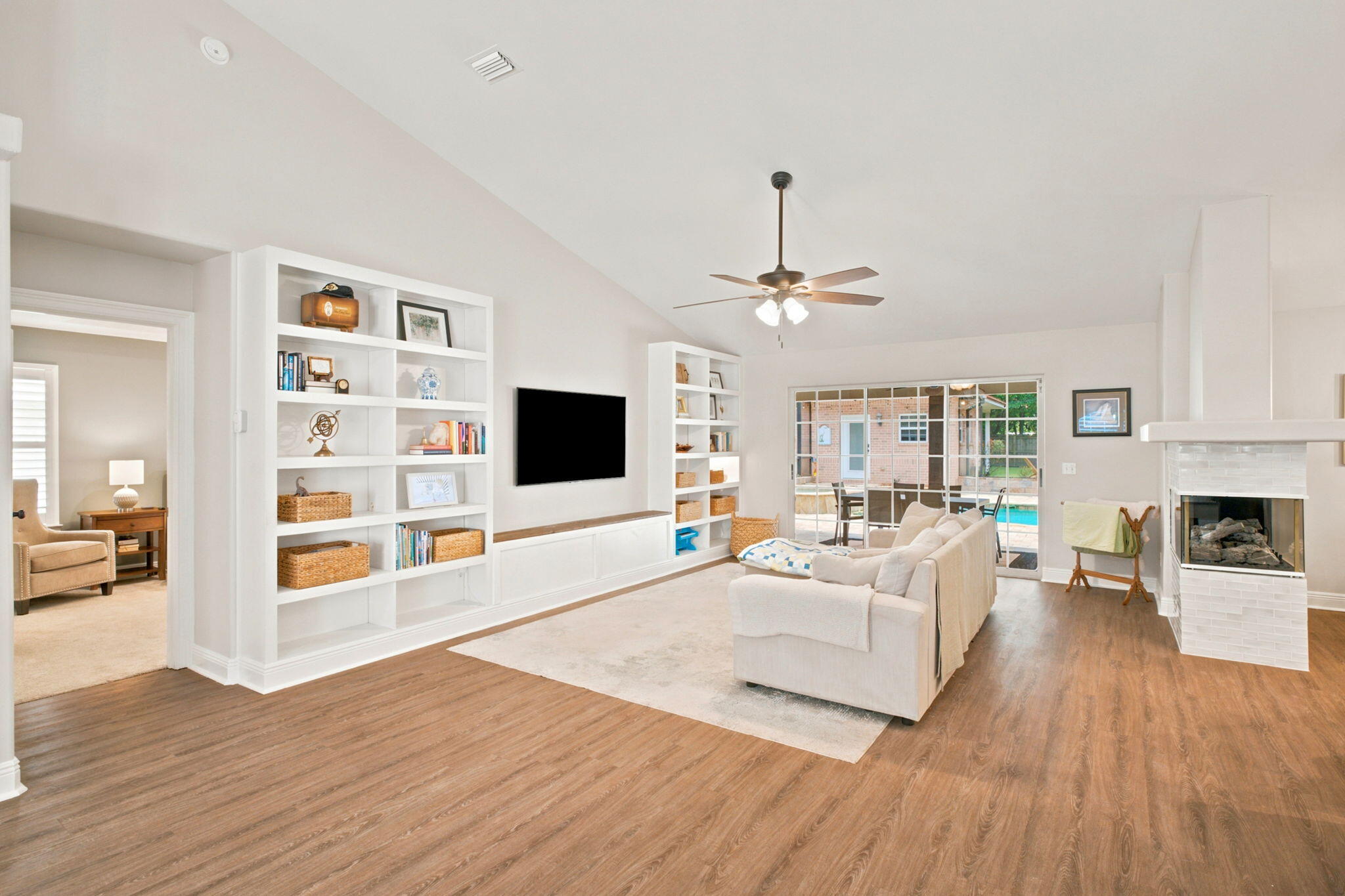 ROBLEDAL ESTATES - Residential