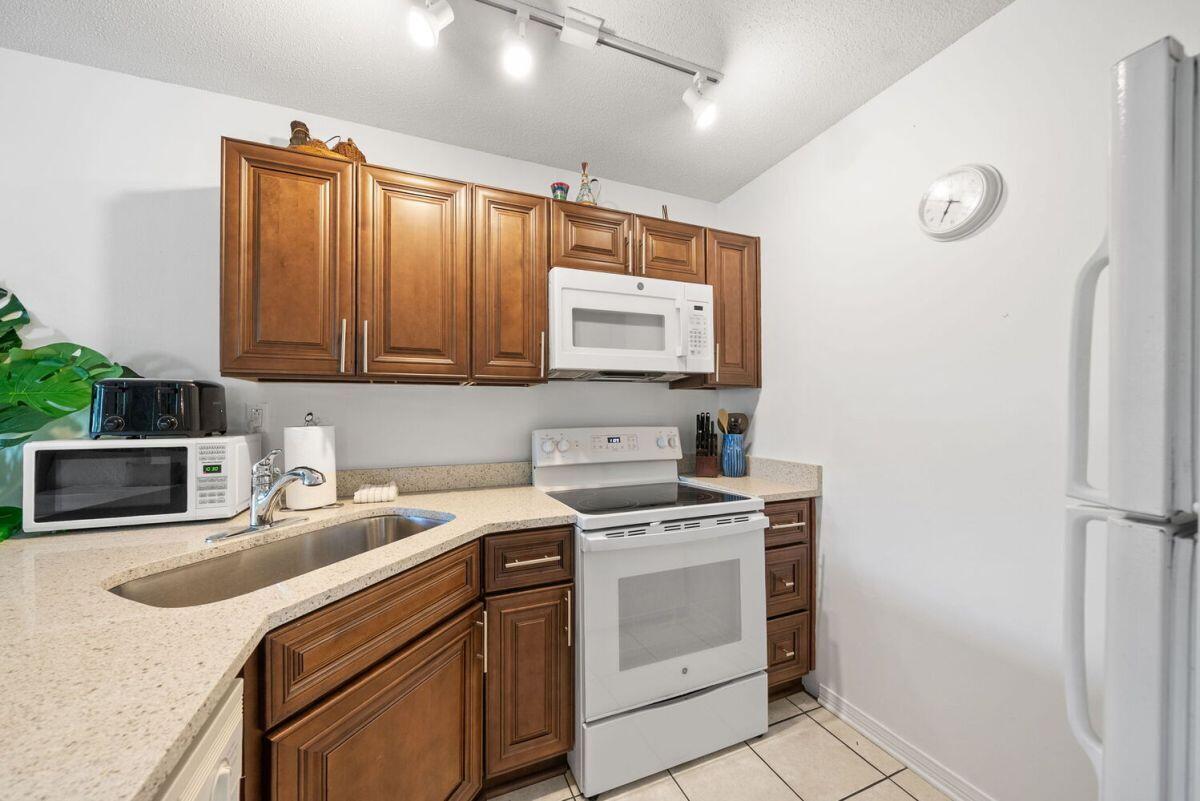 HIDDEN BEACH VILLAS CONDO - Residential