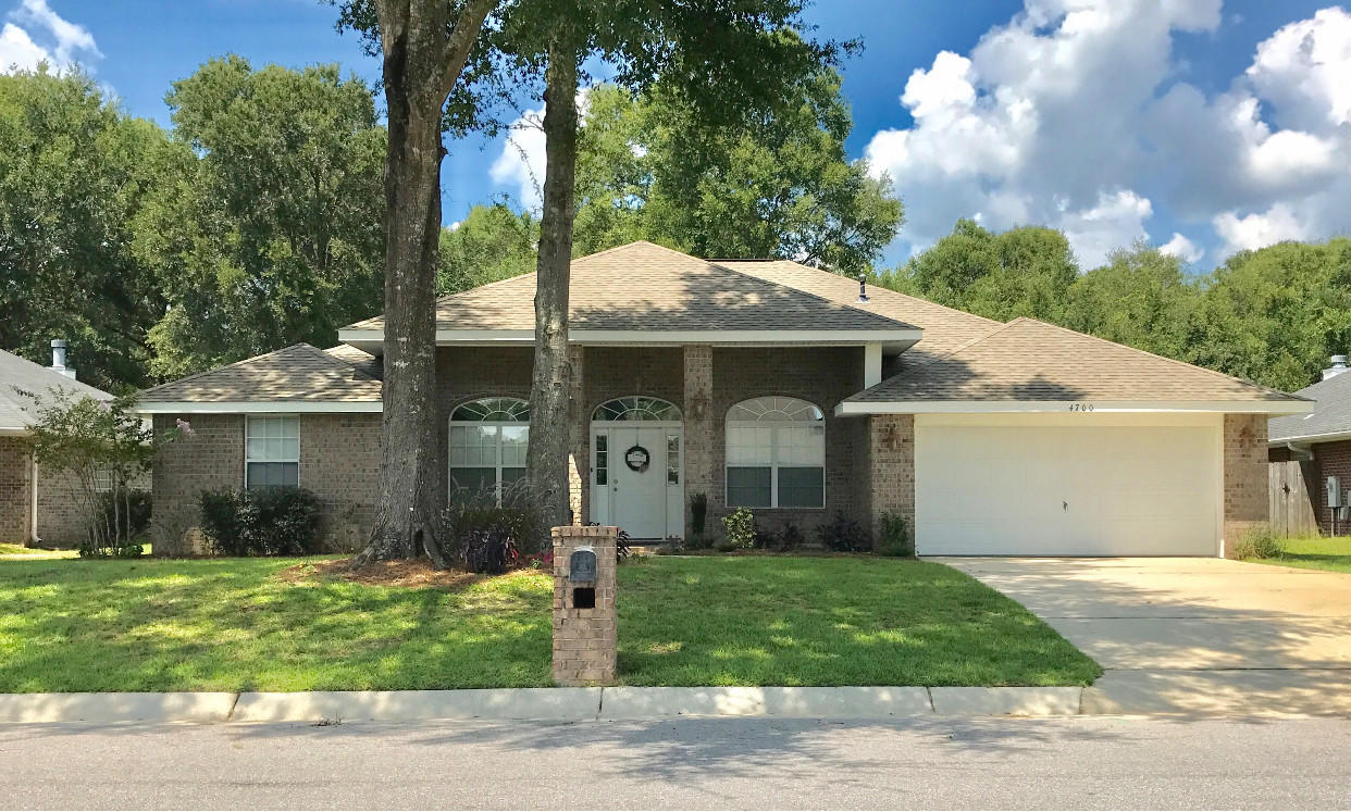 Beautifully kept 4br/2ba home in Pace! Close to Bases and beaches, dining services and shopping! Split floor plan with airy living room and open kitchen! Master bathroom features double vanity and walk in closet, tiled floors and garden tub.