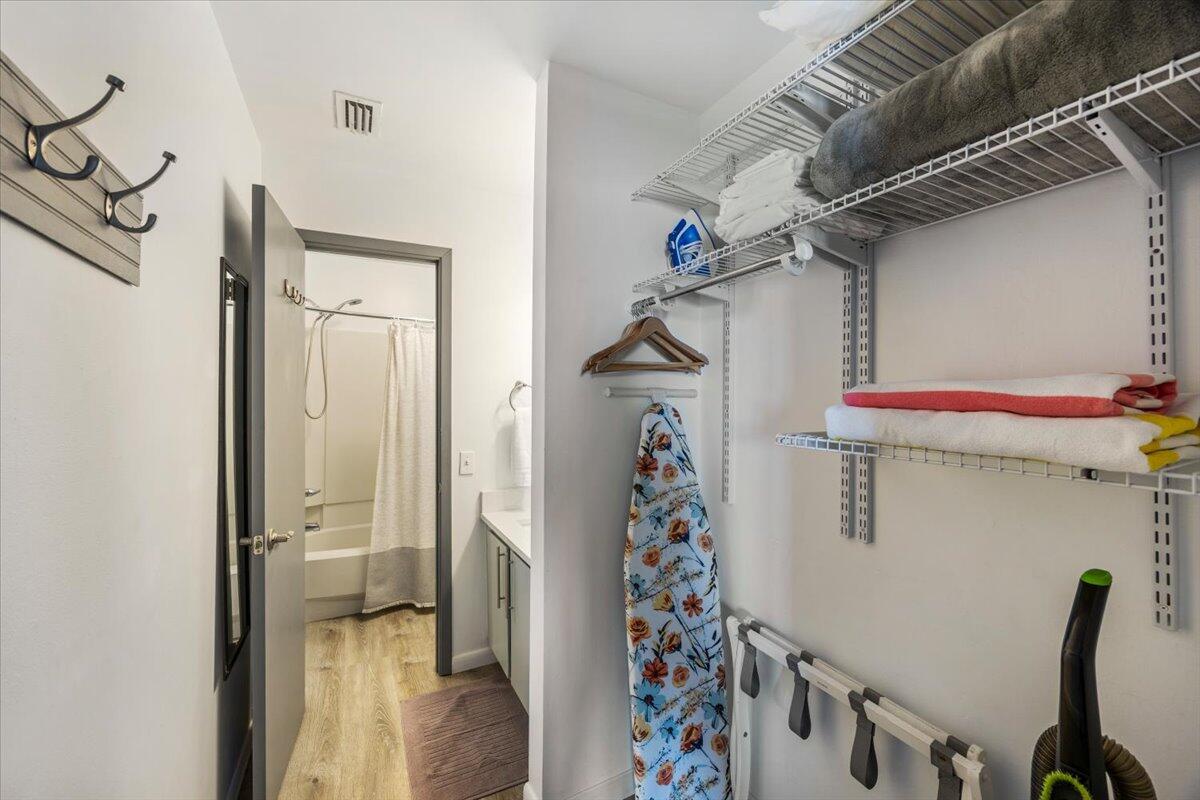 LAKEVIEW CONDO - Residential