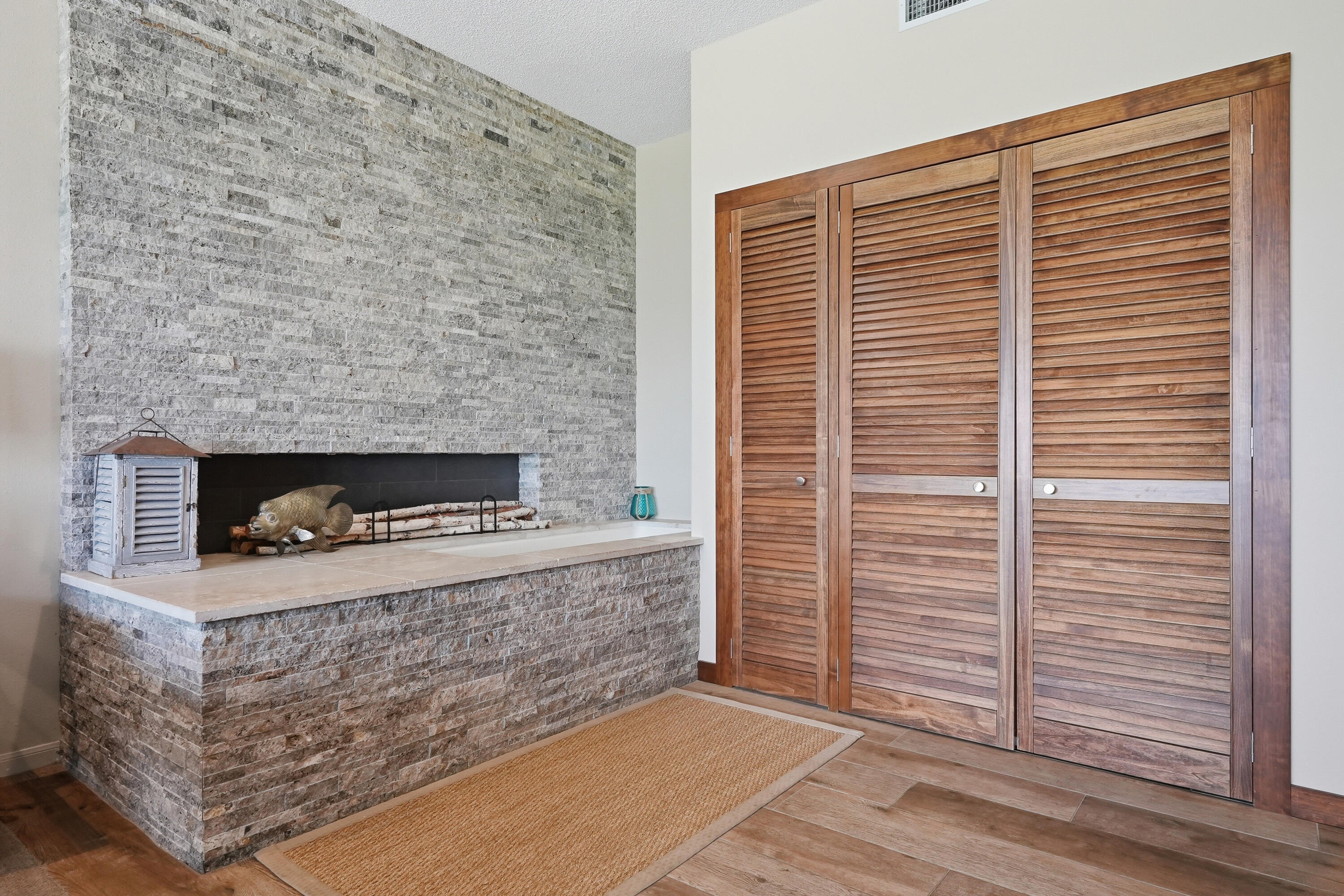EMERALD TOWERS WEST CONDO - Residential
