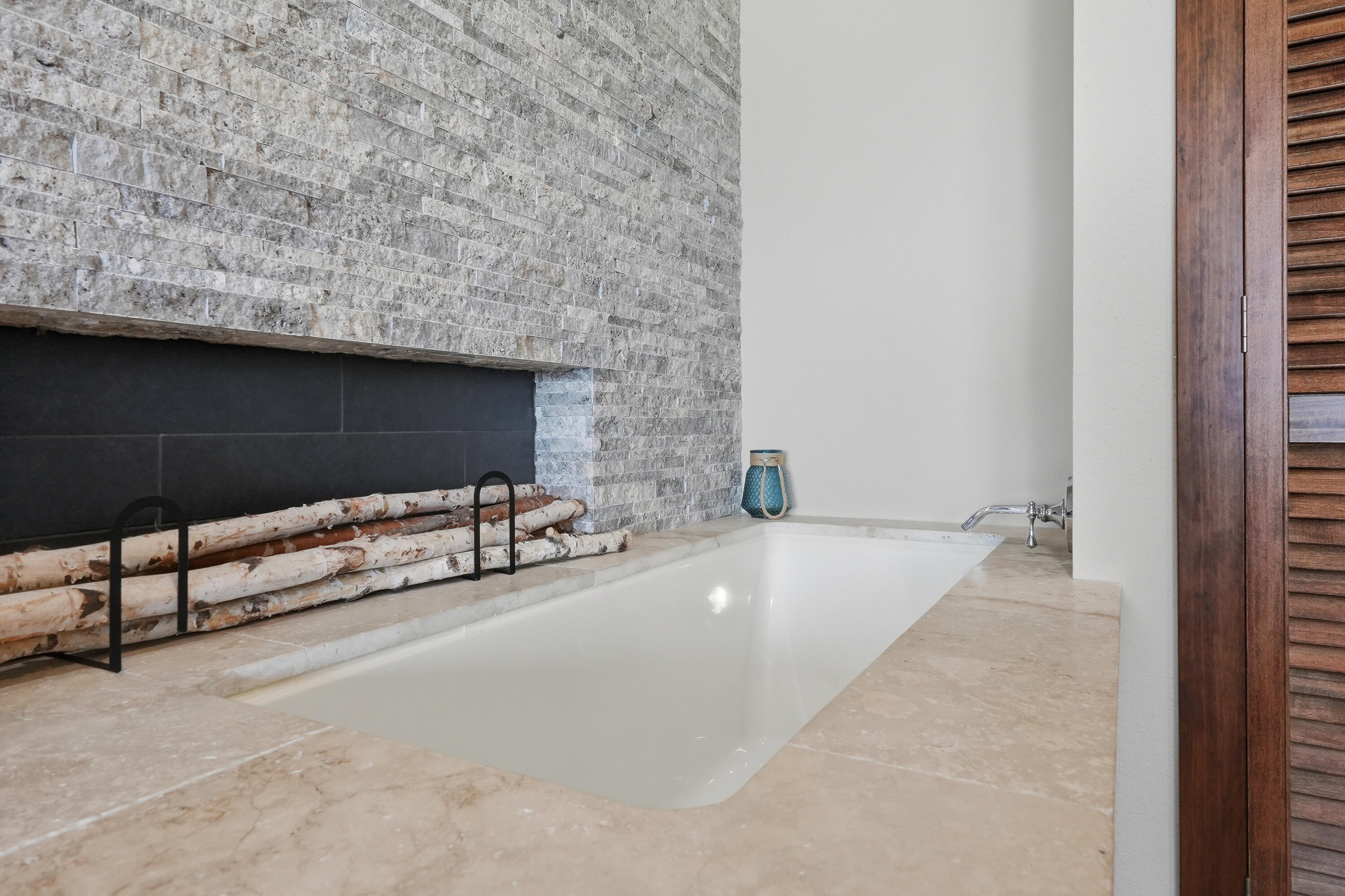EMERALD TOWERS WEST CONDO - Residential