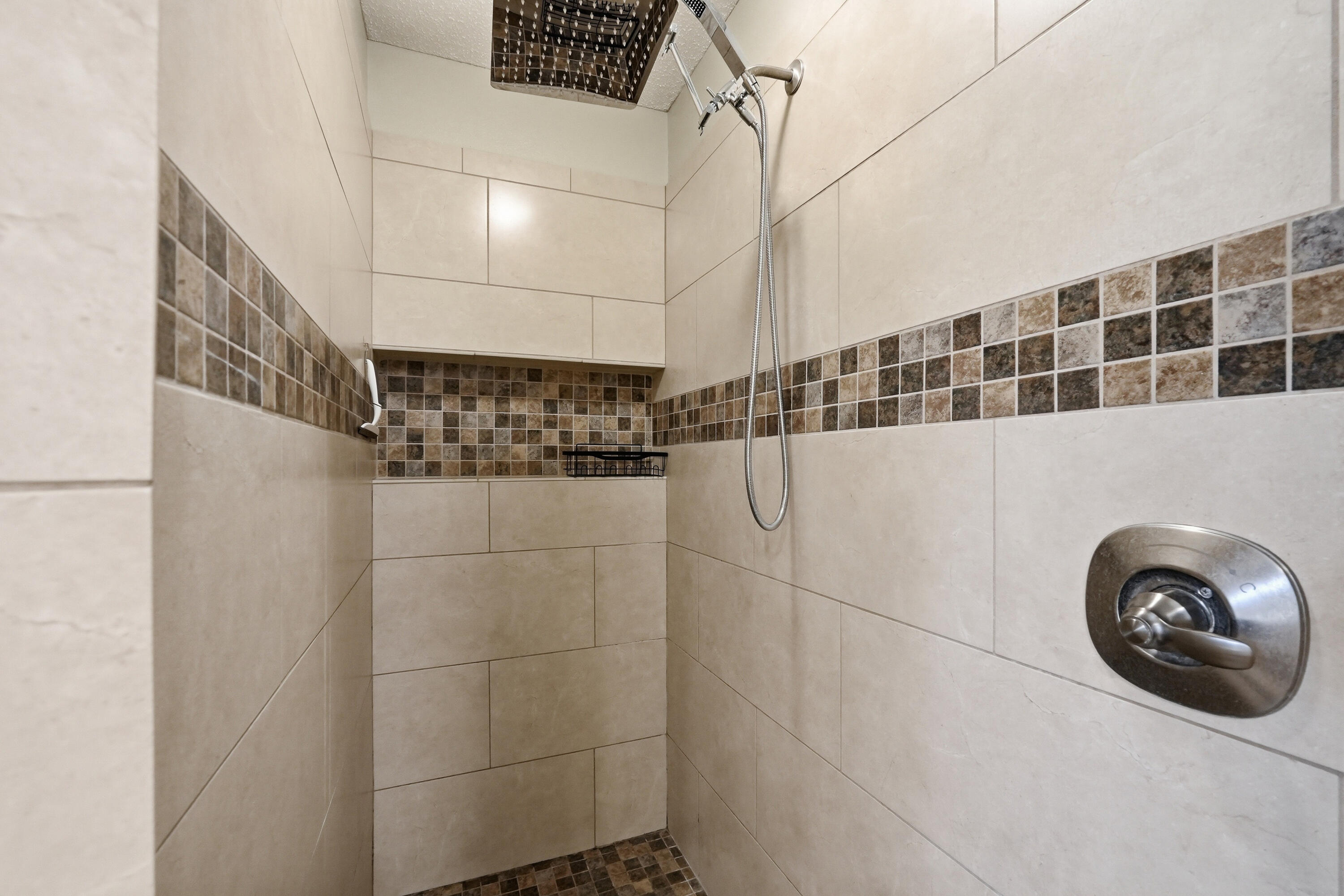 PARKWOOD ESTATES PH 5 - Residential Lease