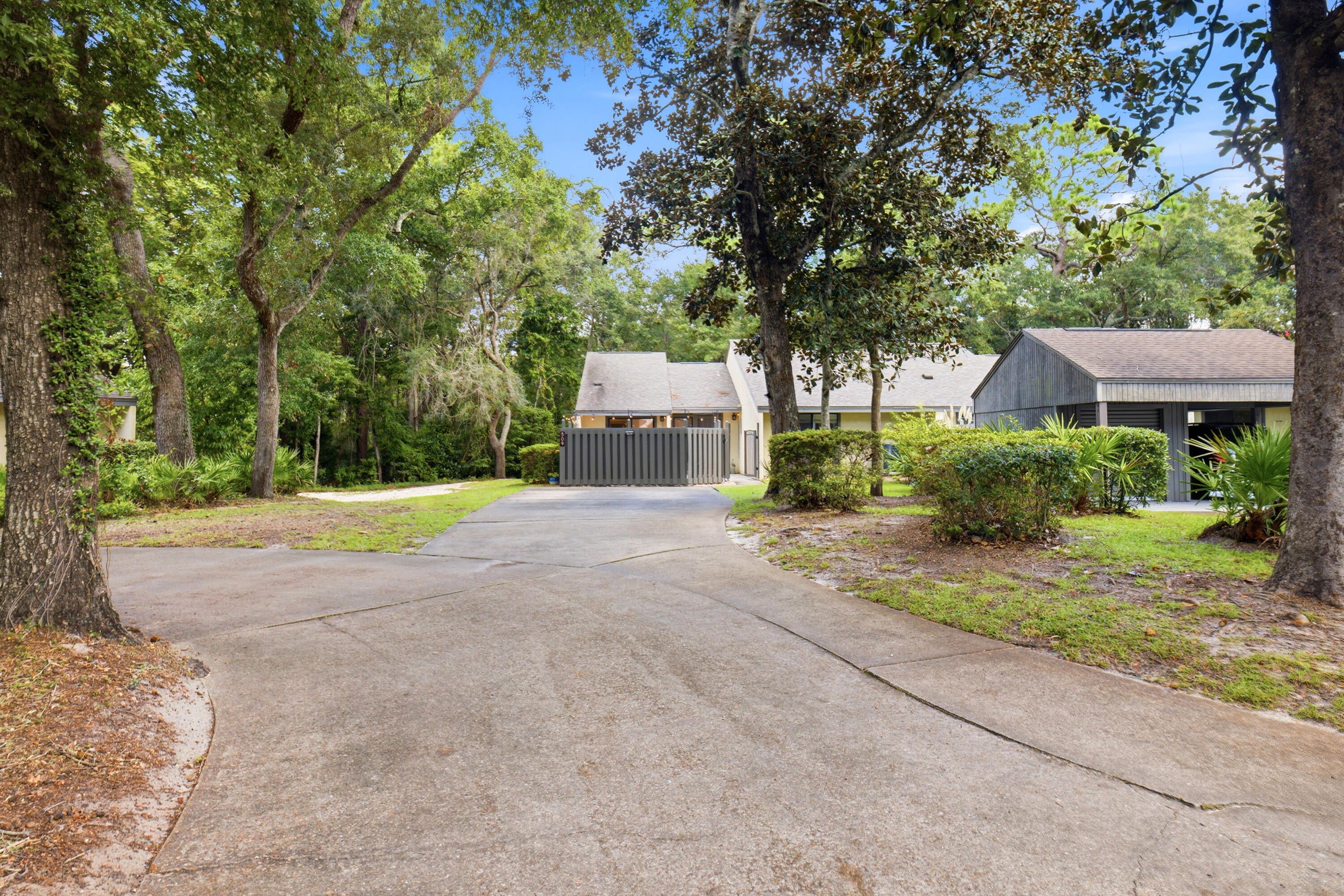ROYAL OAK VILLAS BLUEWATER BAY - Residential