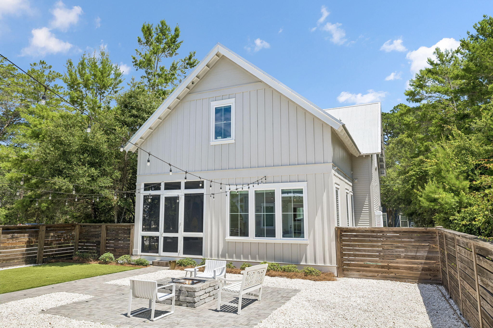 MAGNOLIA BEACH - Residential