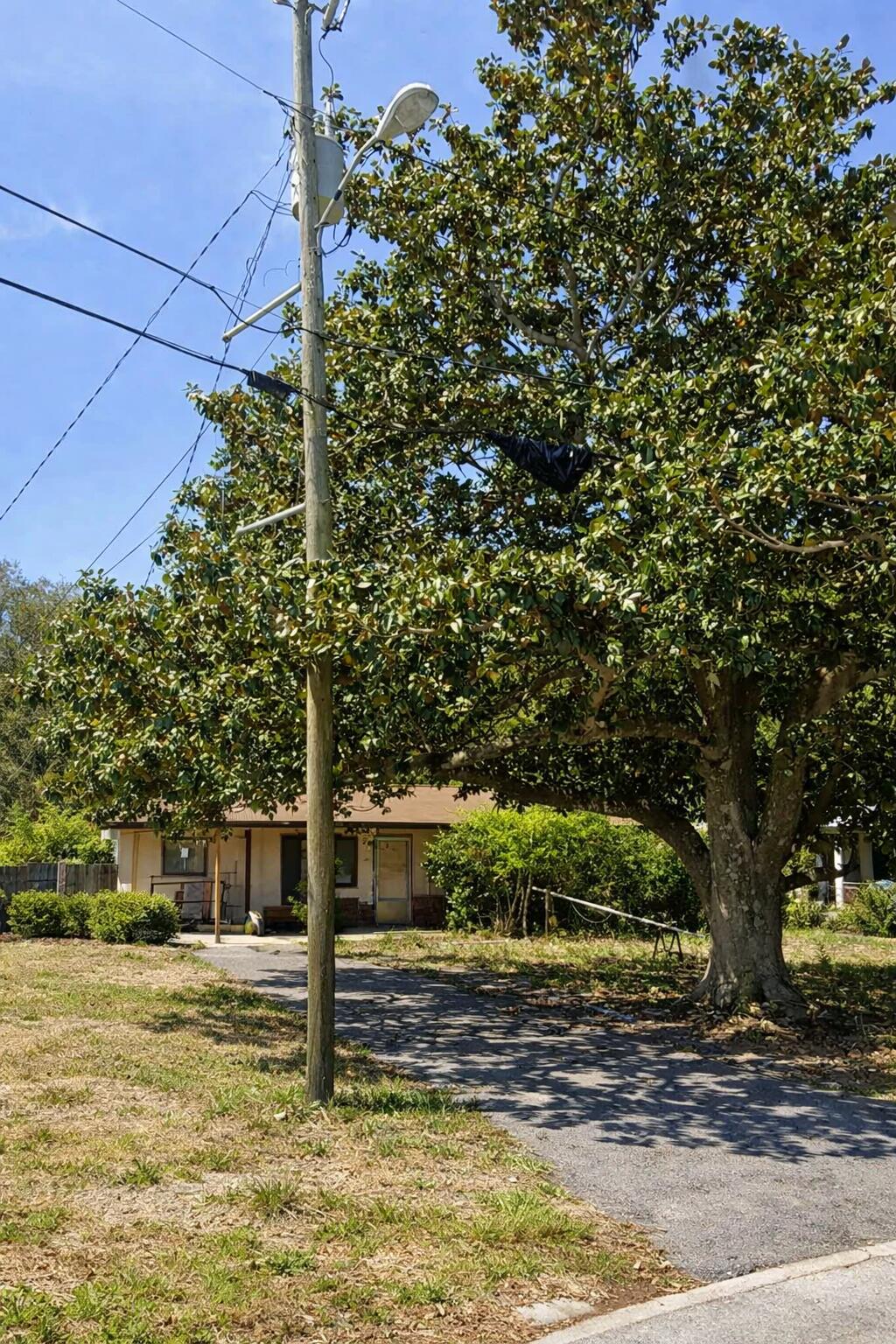 🏠 Investor Special - Priced to Sell As-Is!
Property Highlights:

Investor Only: Cash or hard-money buyers.

Condition: Needs full rehab but has solid bones and strong structural potential.

Status: Interior cleanup scheduled for tomorrow; yard work in progress.

Opportunity: Excellent value for experienced investors seeking a renovation project with upside potential.