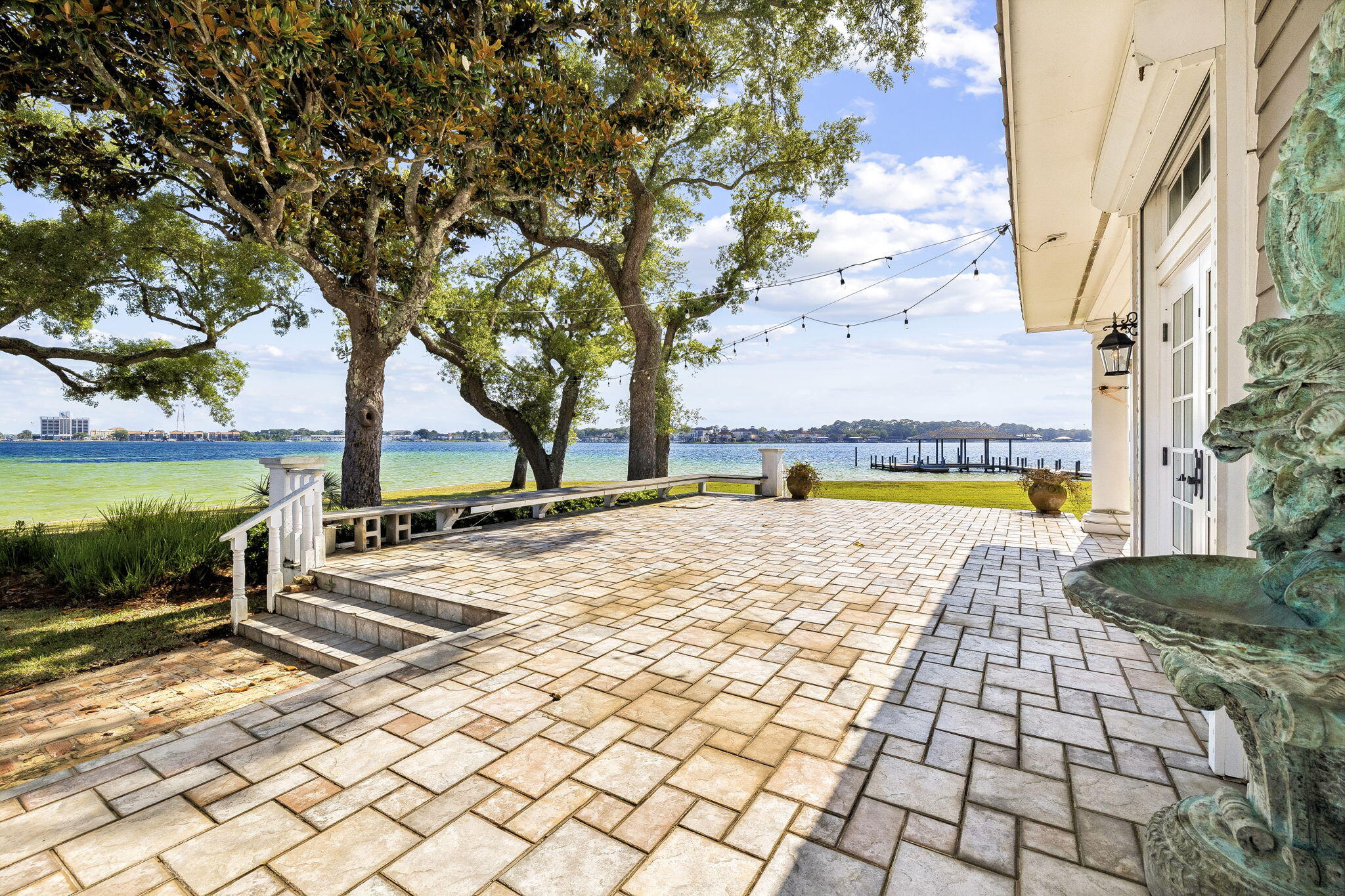 PARADISE POINT - Residential