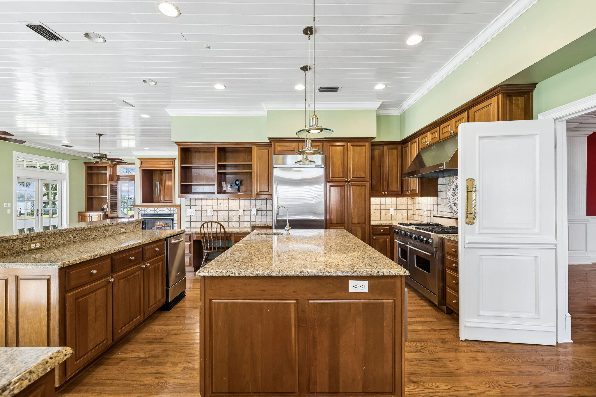 PARADISE POINT - Residential