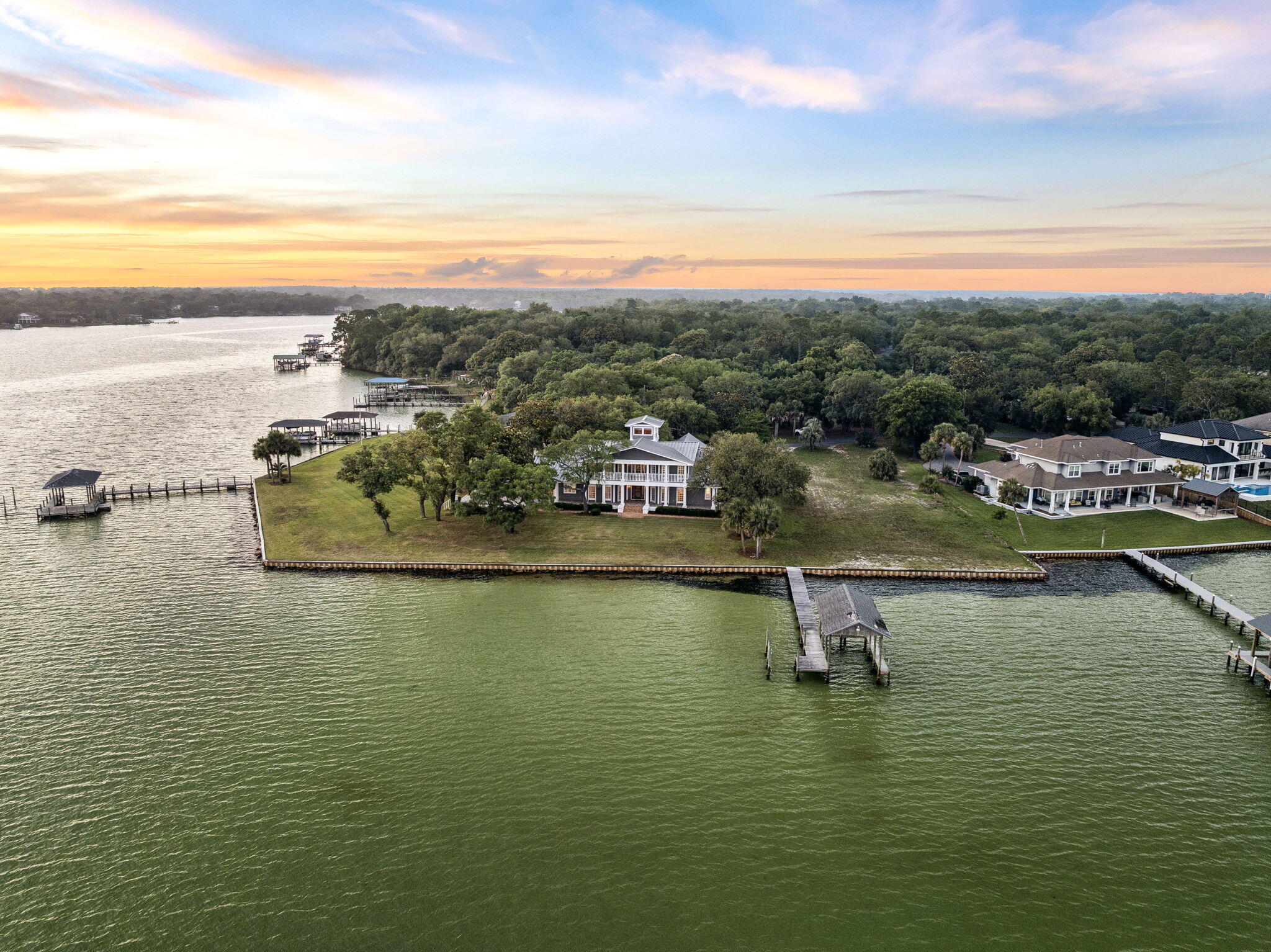 PARADISE POINT - Residential