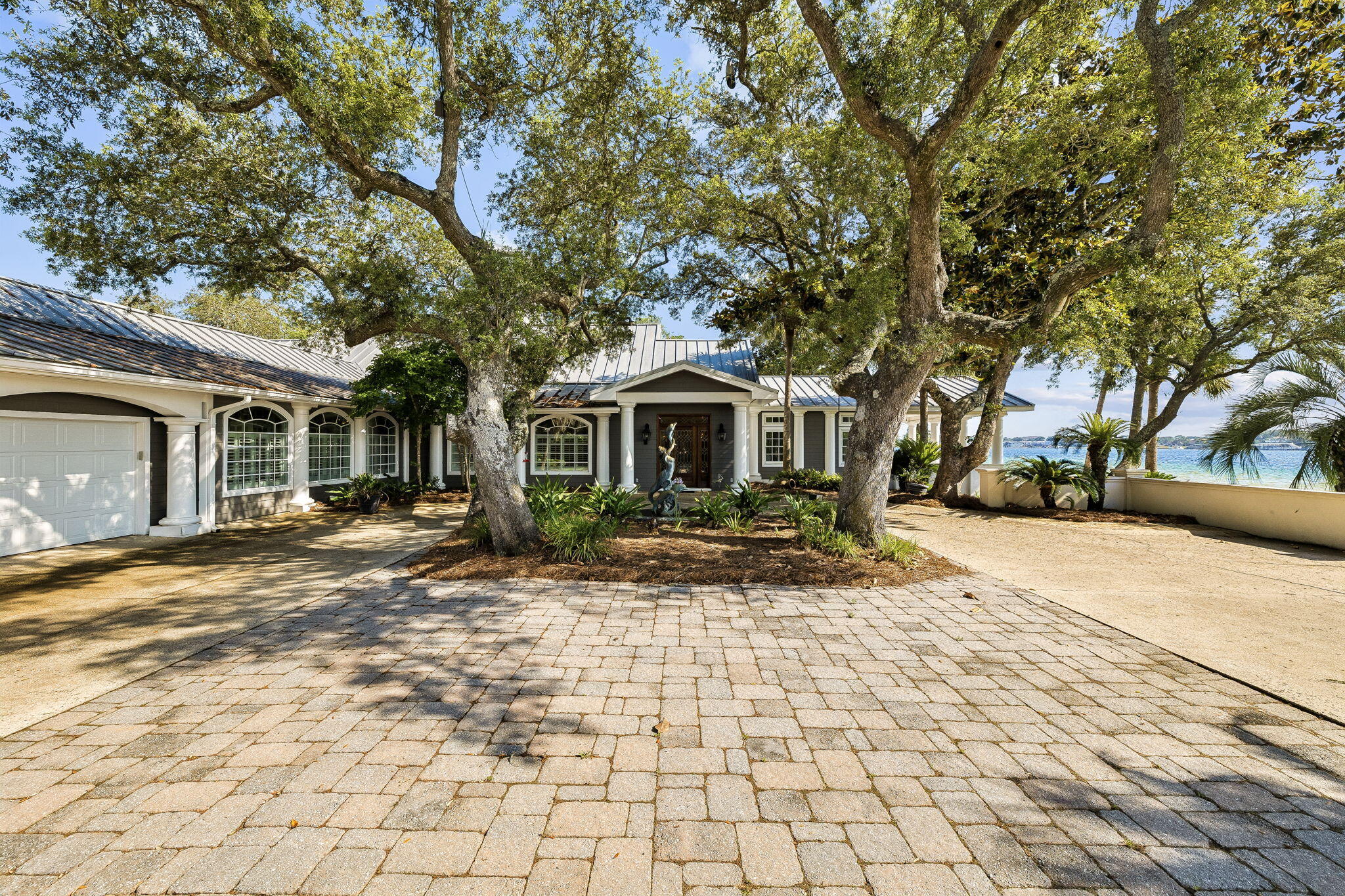 PARADISE POINT - Residential