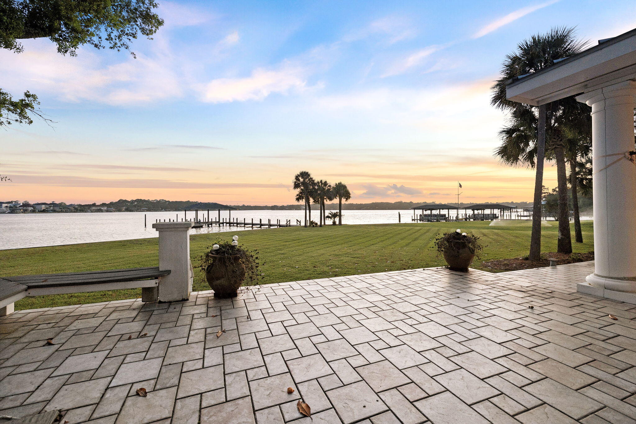 PARADISE POINT - Residential