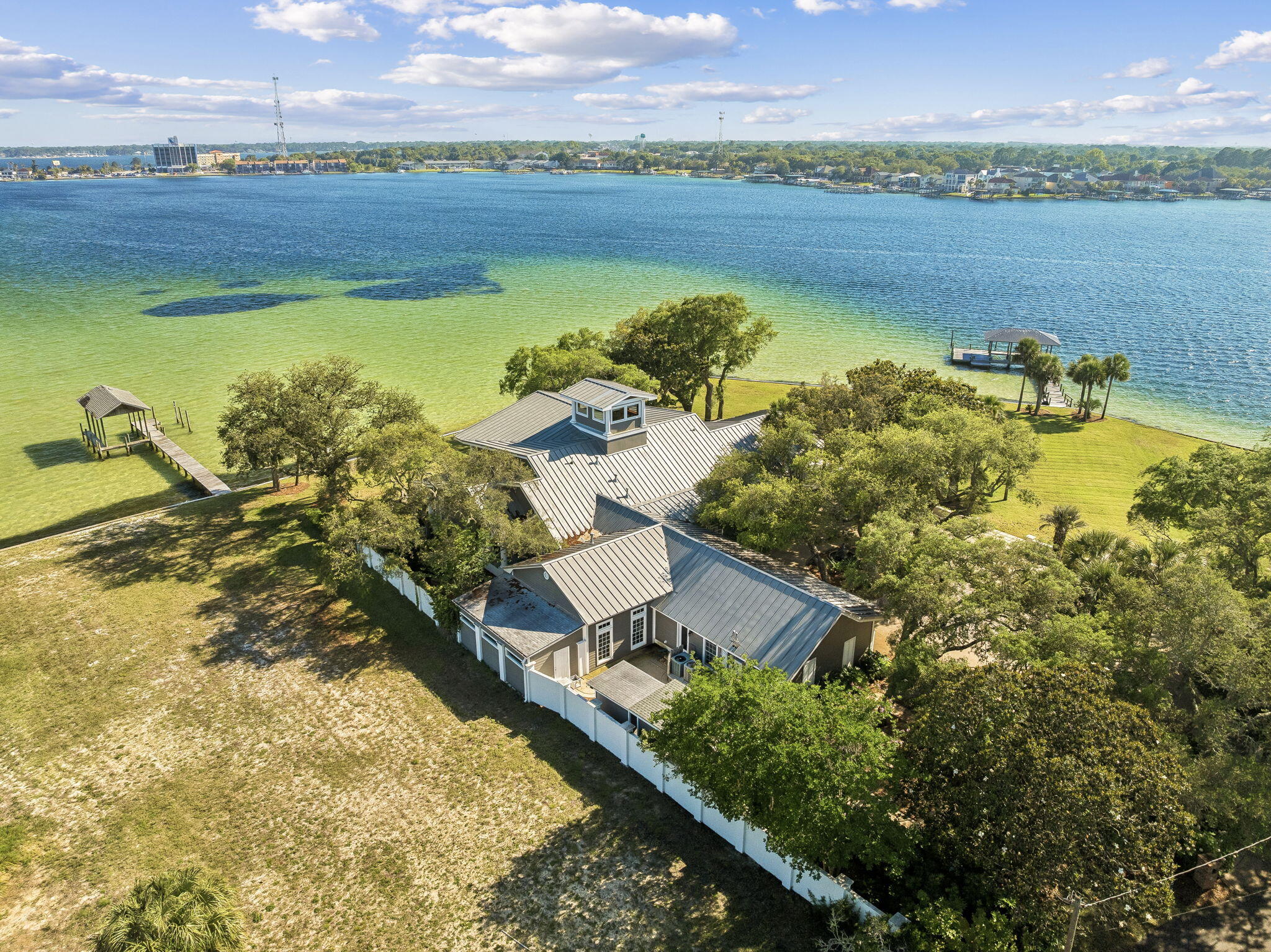 PARADISE POINT - Residential