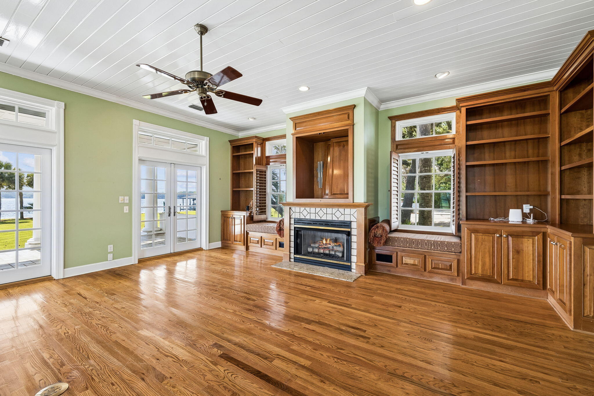 PARADISE POINT - Residential