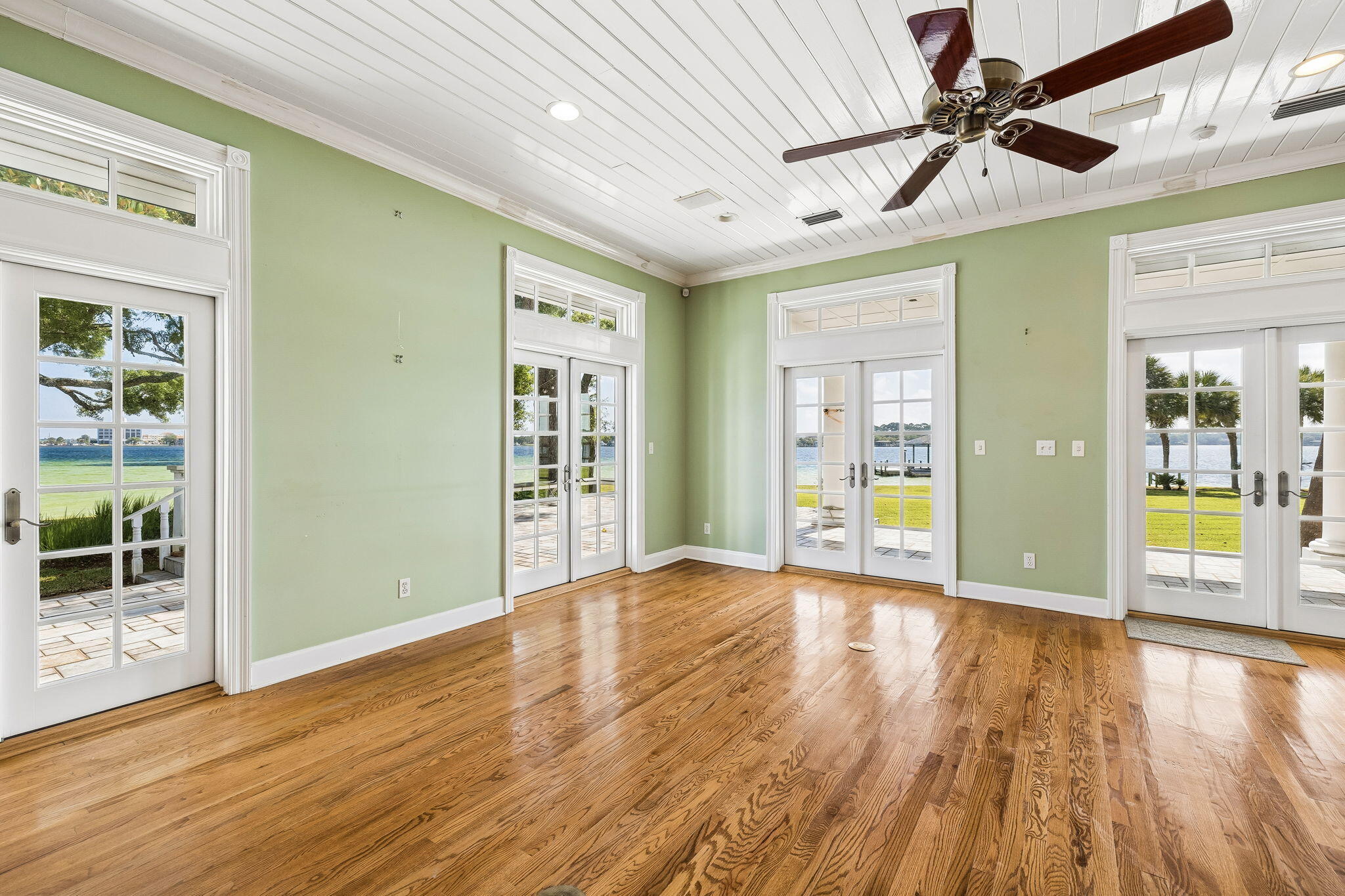 PARADISE POINT - Residential