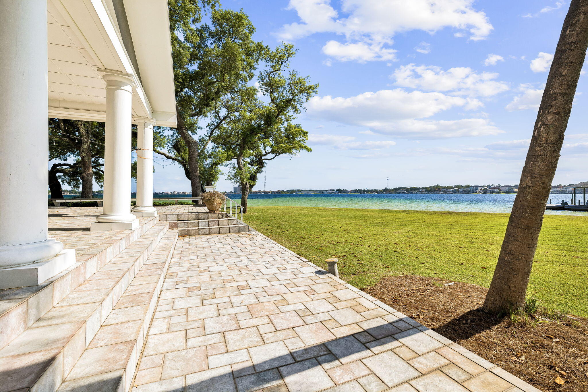 PARADISE POINT - Residential