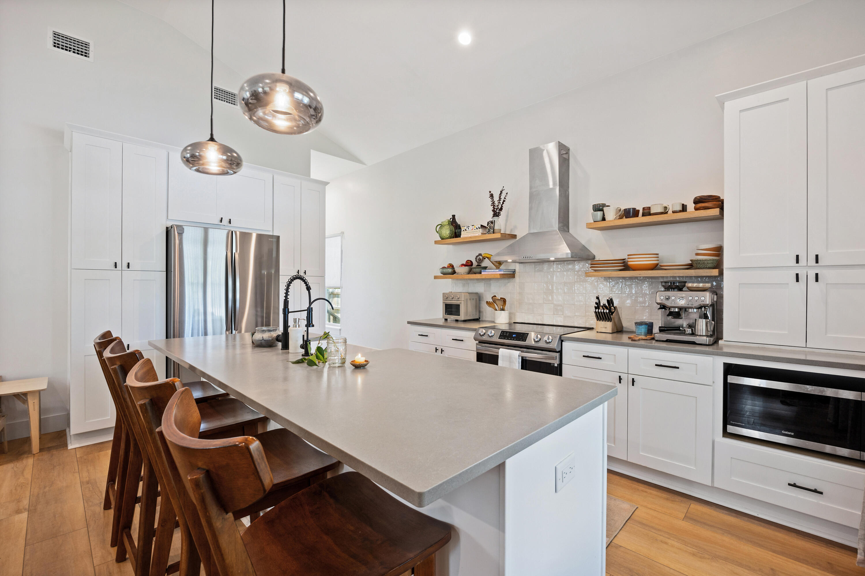 MAGNOLIA BEACH - Residential
