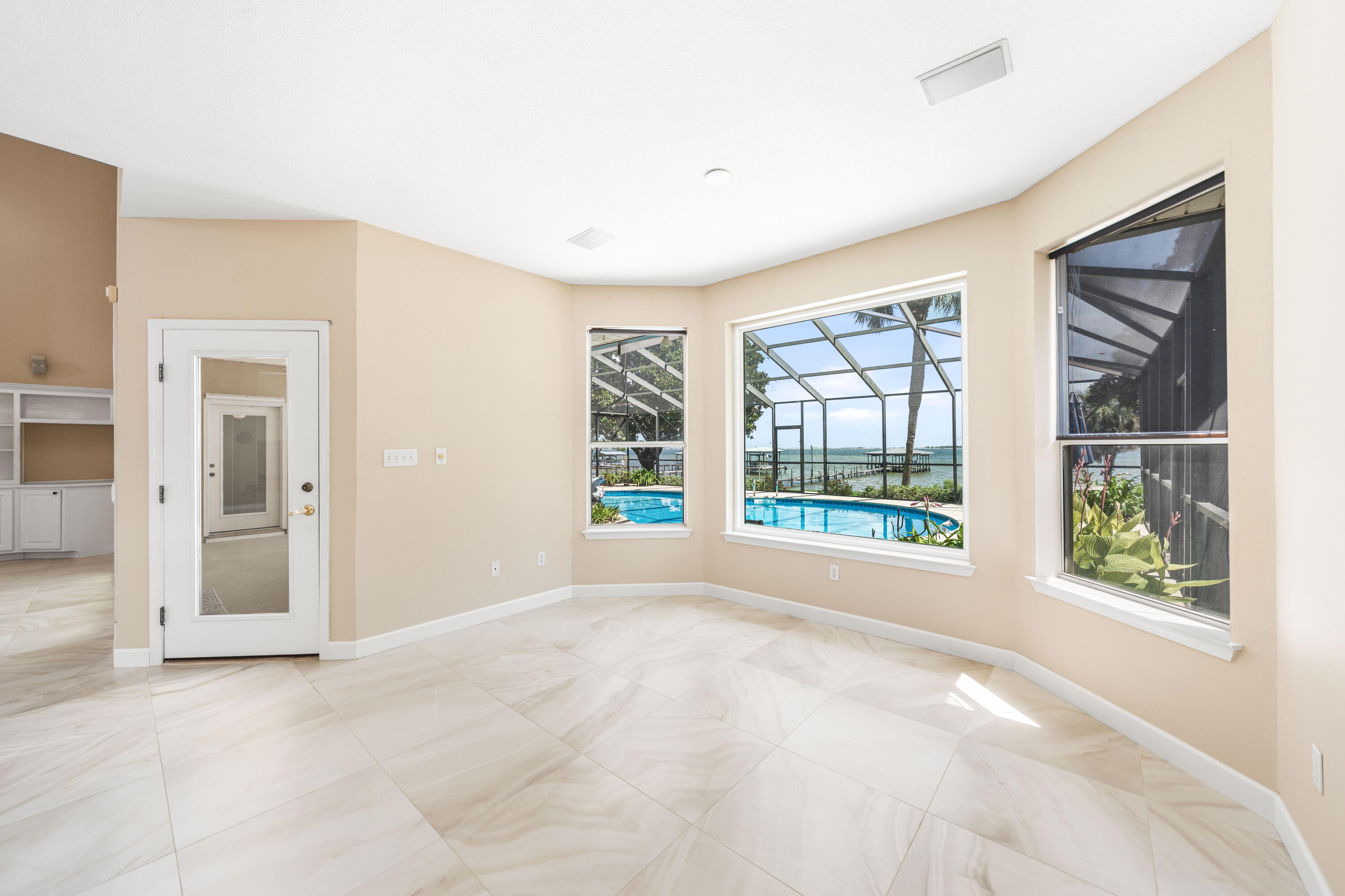 CRESCENT III - Residential