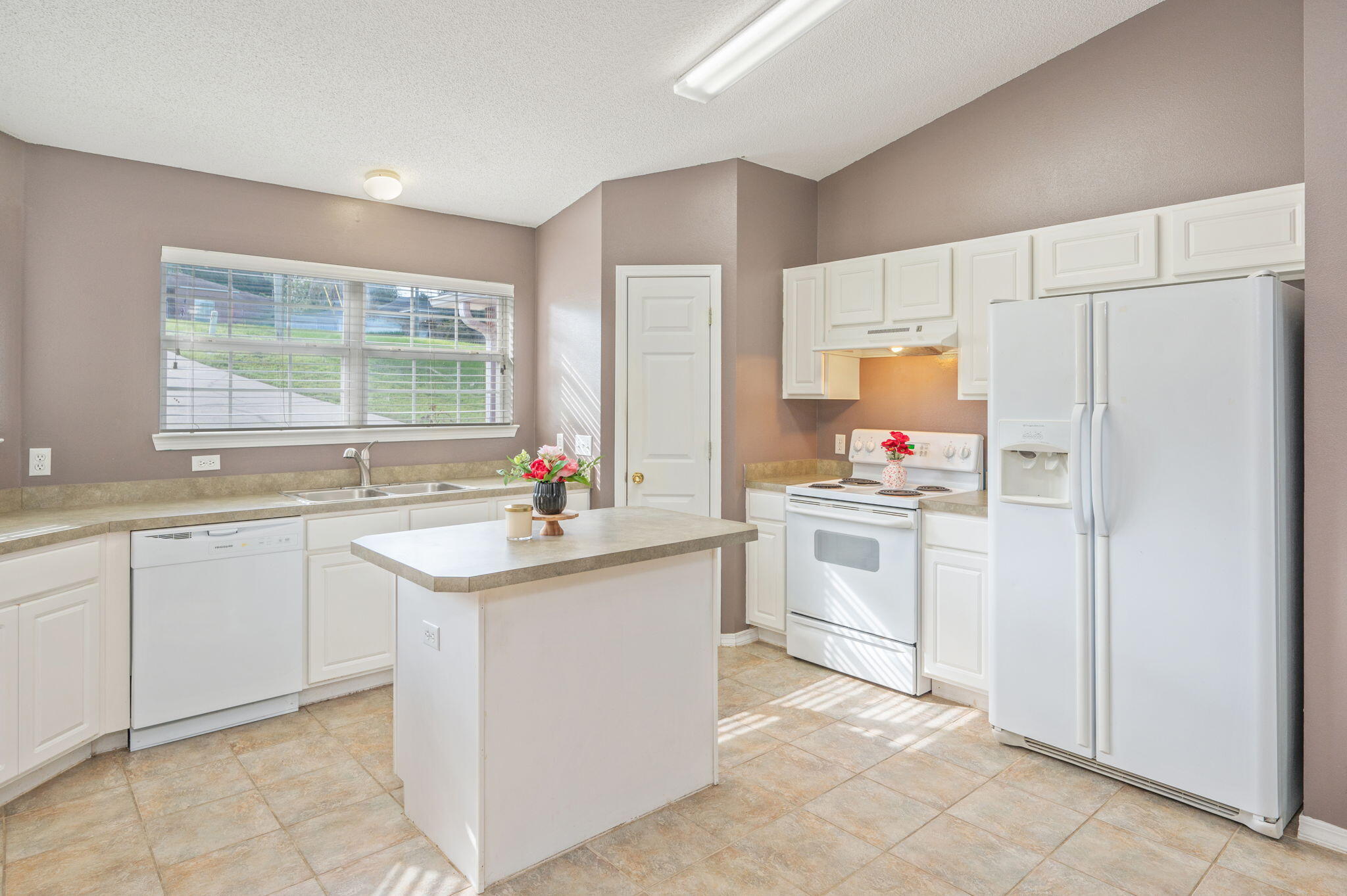 WESTVIEW EST PH IV LOT 15 - Residential