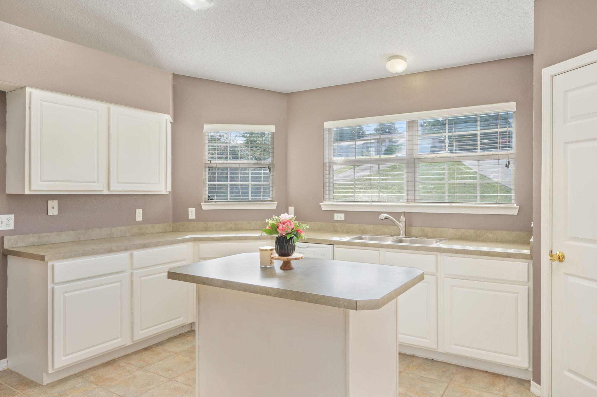 WESTVIEW EST PH IV LOT 15 - Residential