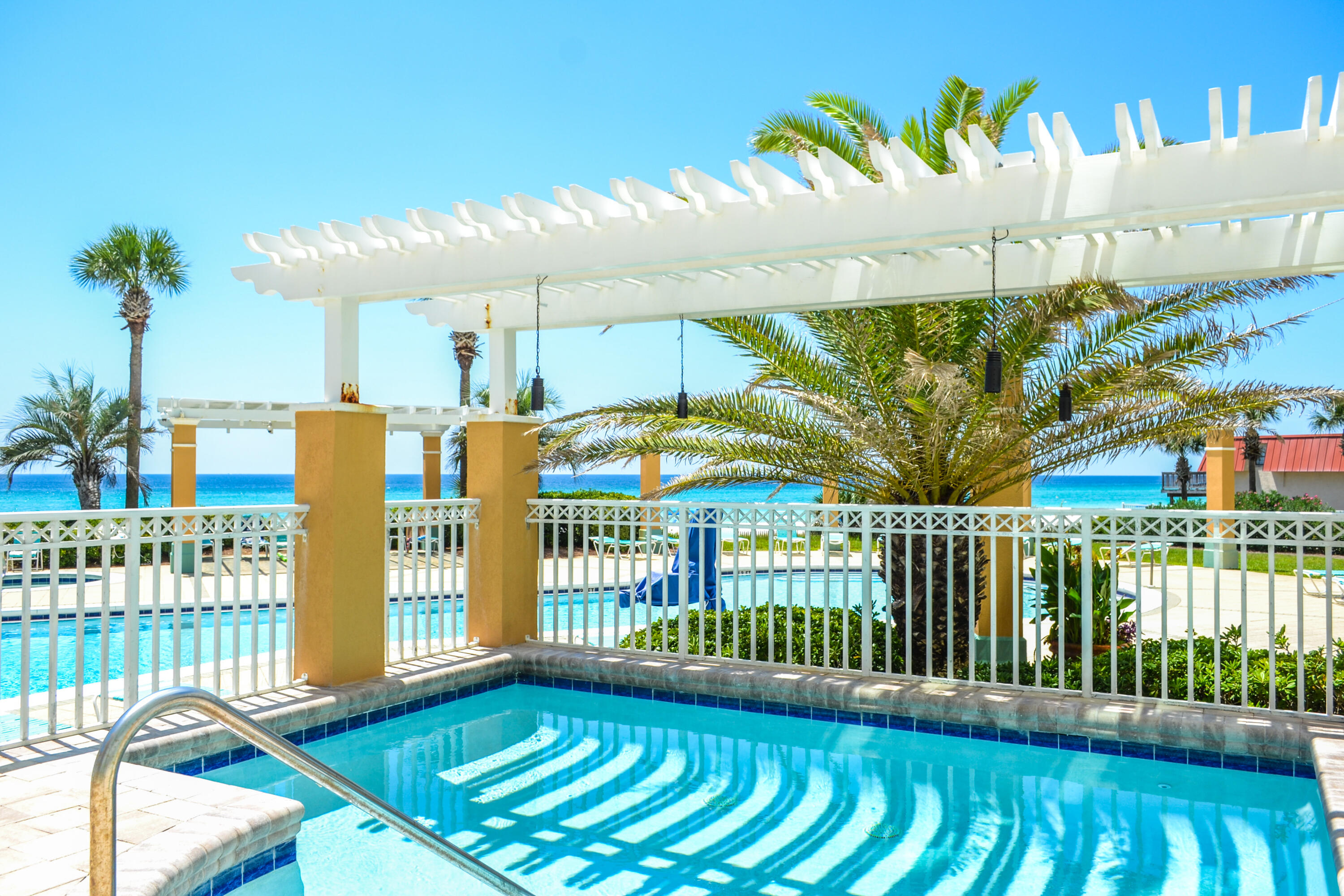EN SOLEIL CONDOMINIUMS - Residential
