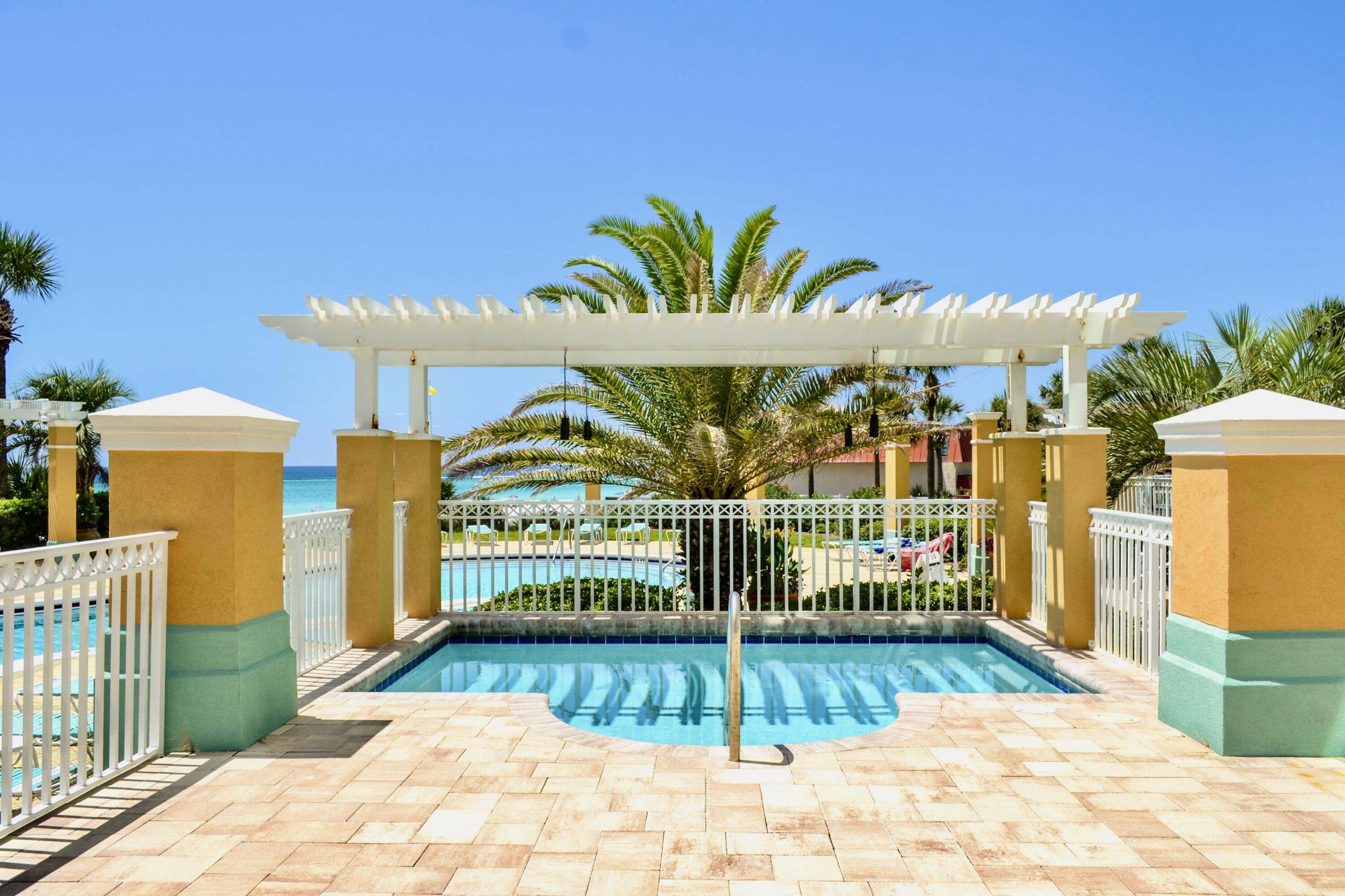EN SOLEIL CONDOMINIUMS - Residential