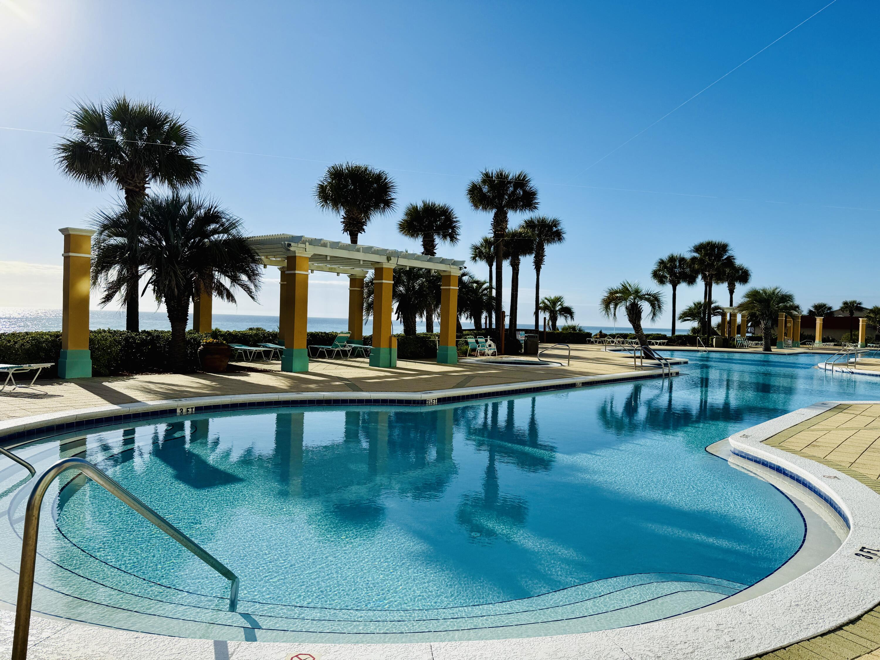 EN SOLEIL CONDOMINIUMS - Residential