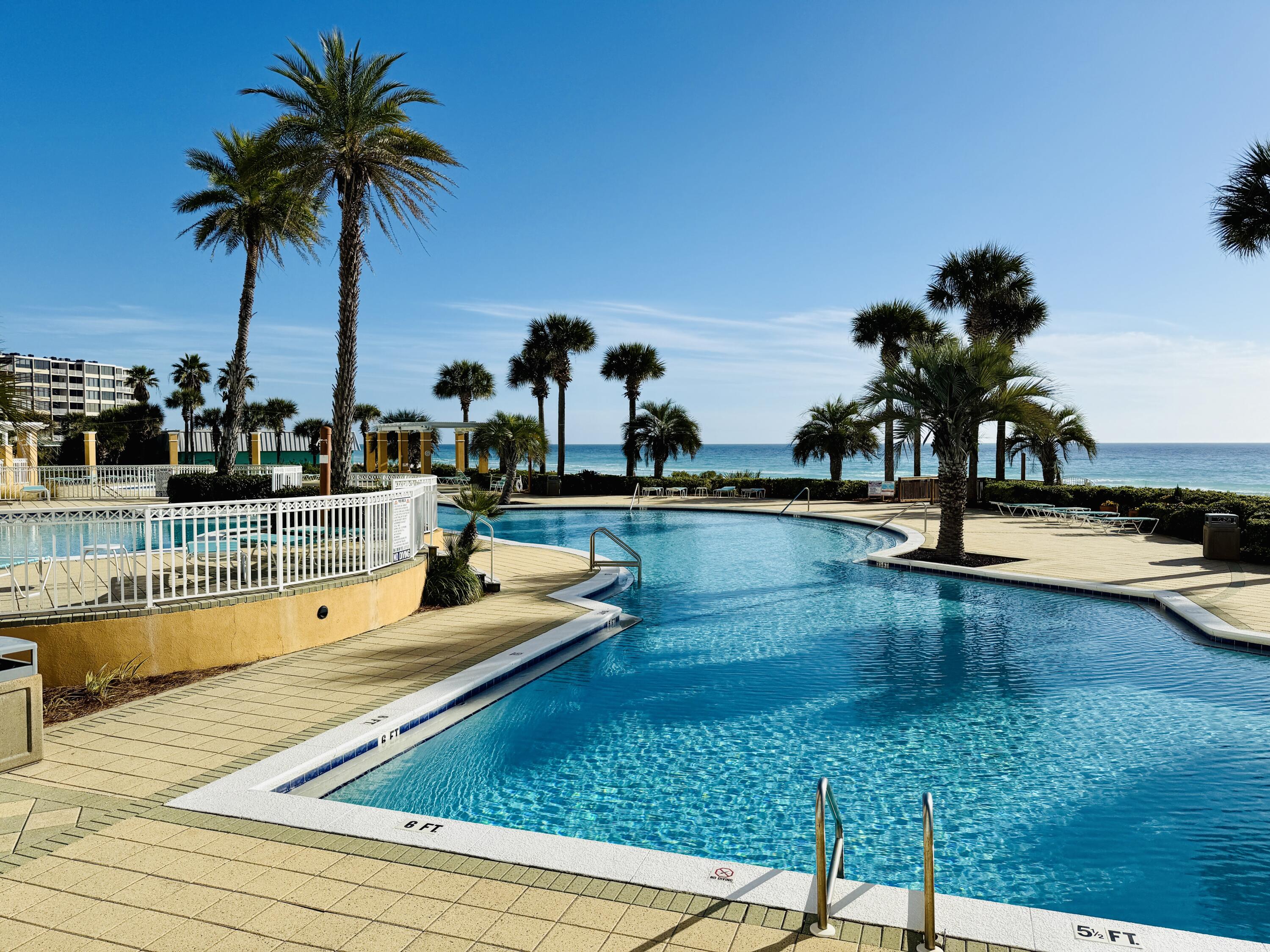 EN SOLEIL CONDOMINIUMS - Residential