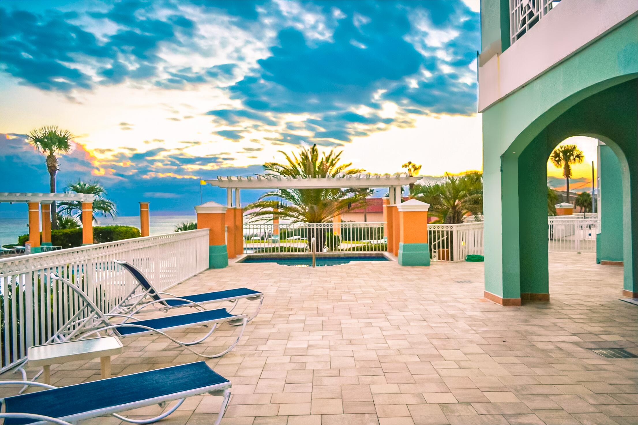 EN SOLEIL CONDOMINIUMS - Residential