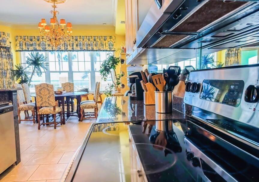 EN SOLEIL CONDOMINIUMS - Residential