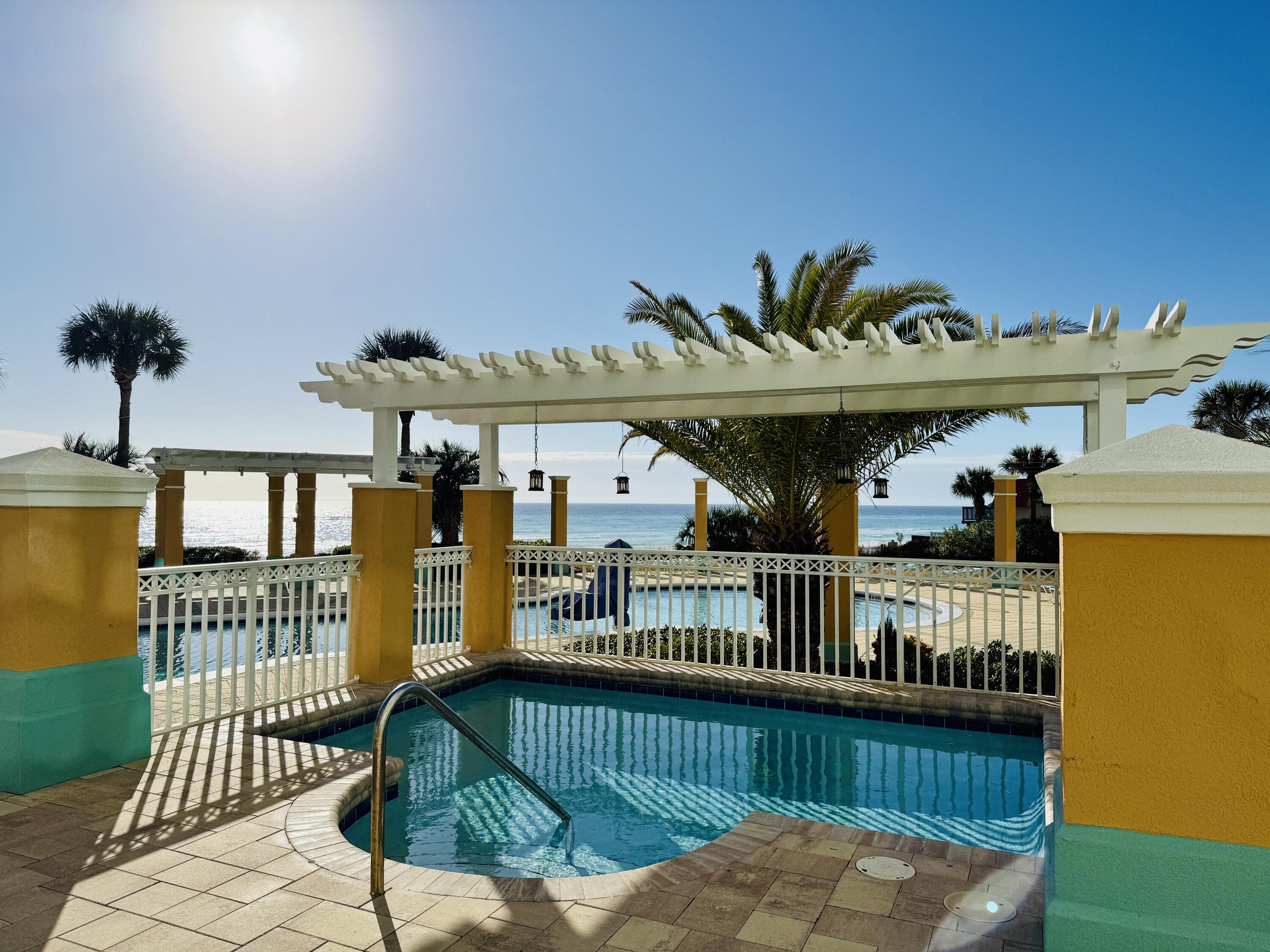EN SOLEIL CONDOMINIUMS - Residential