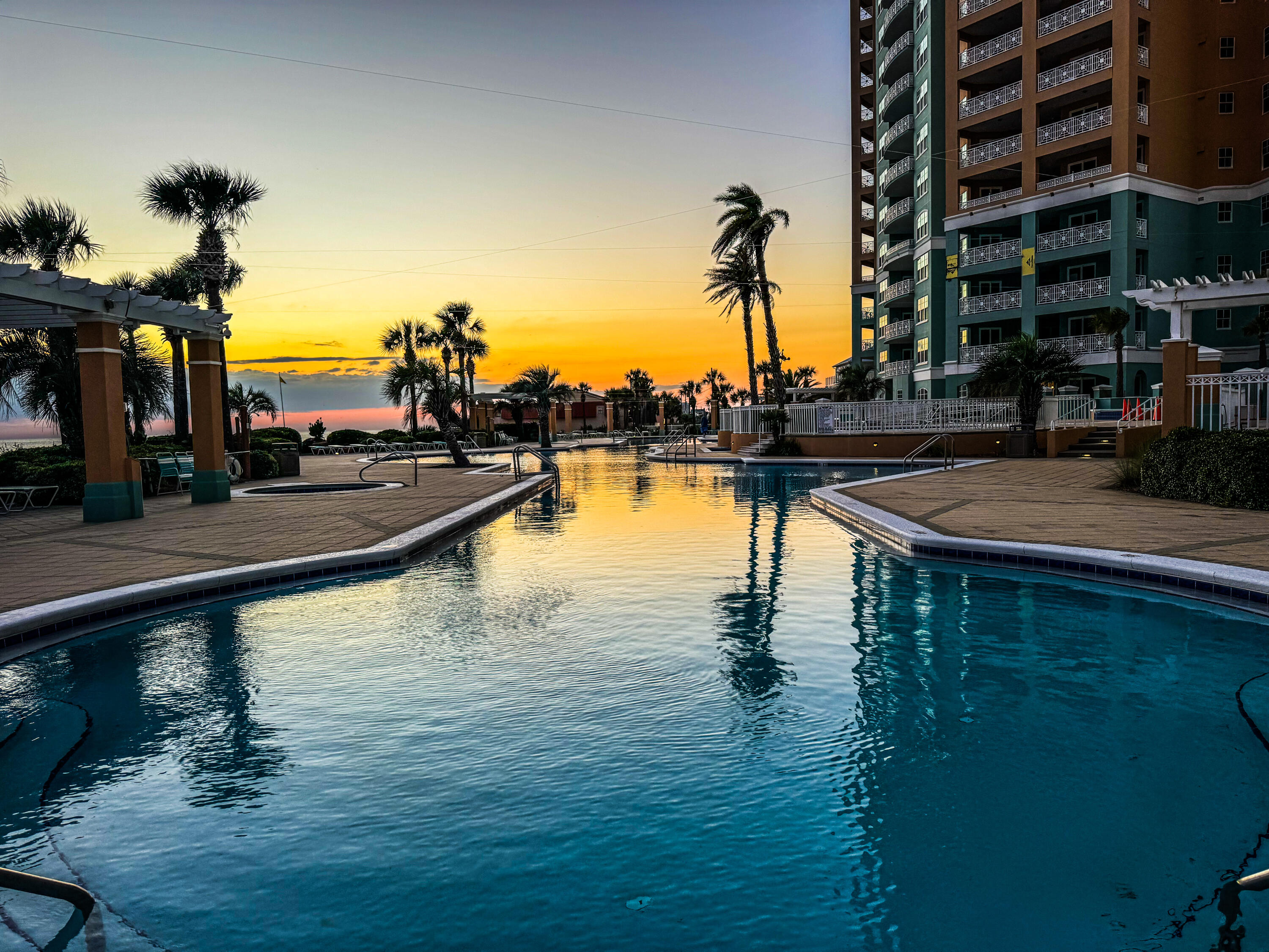 EN SOLEIL CONDOMINIUMS - Residential