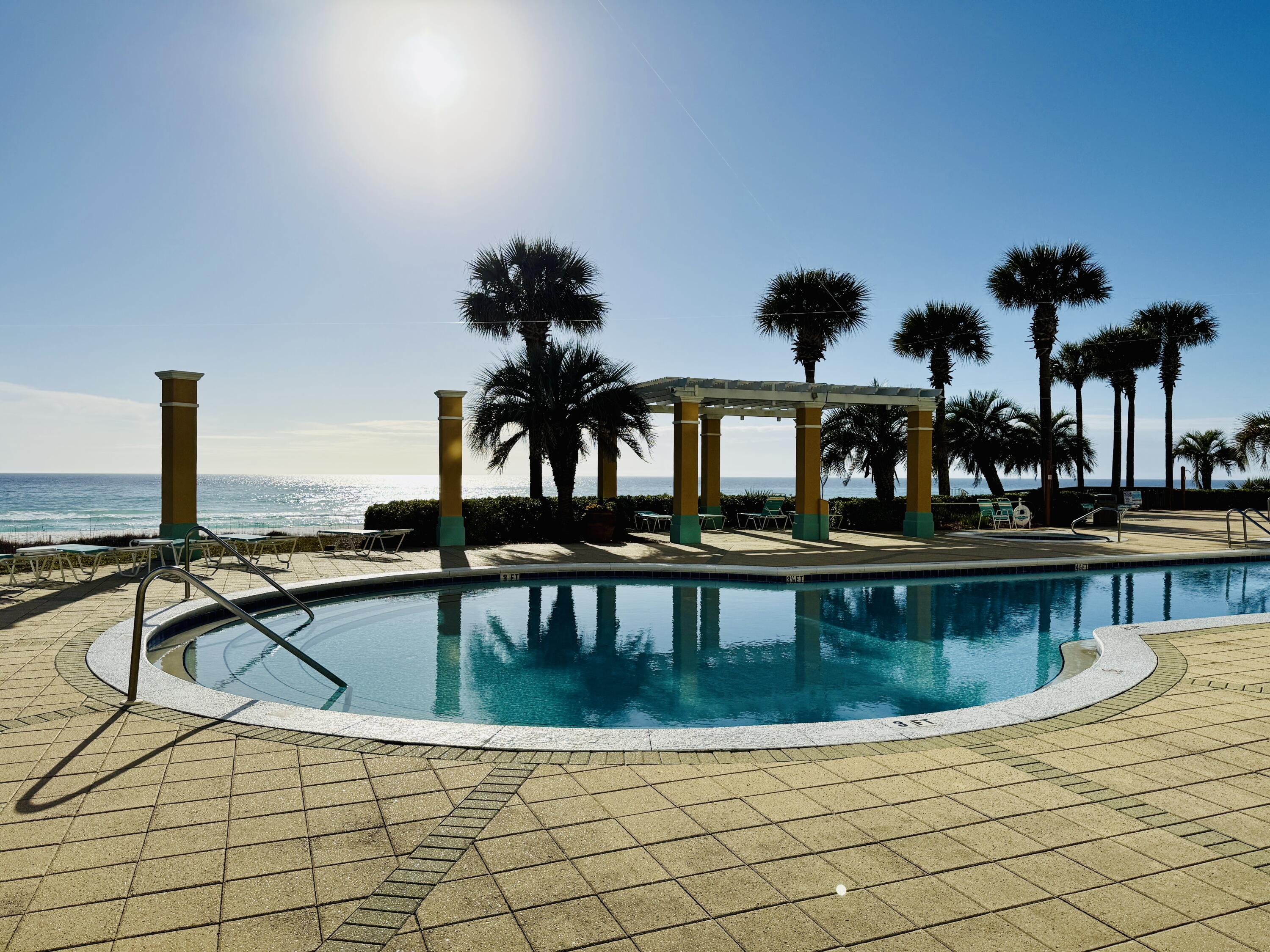 EN SOLEIL CONDOMINIUMS - Residential