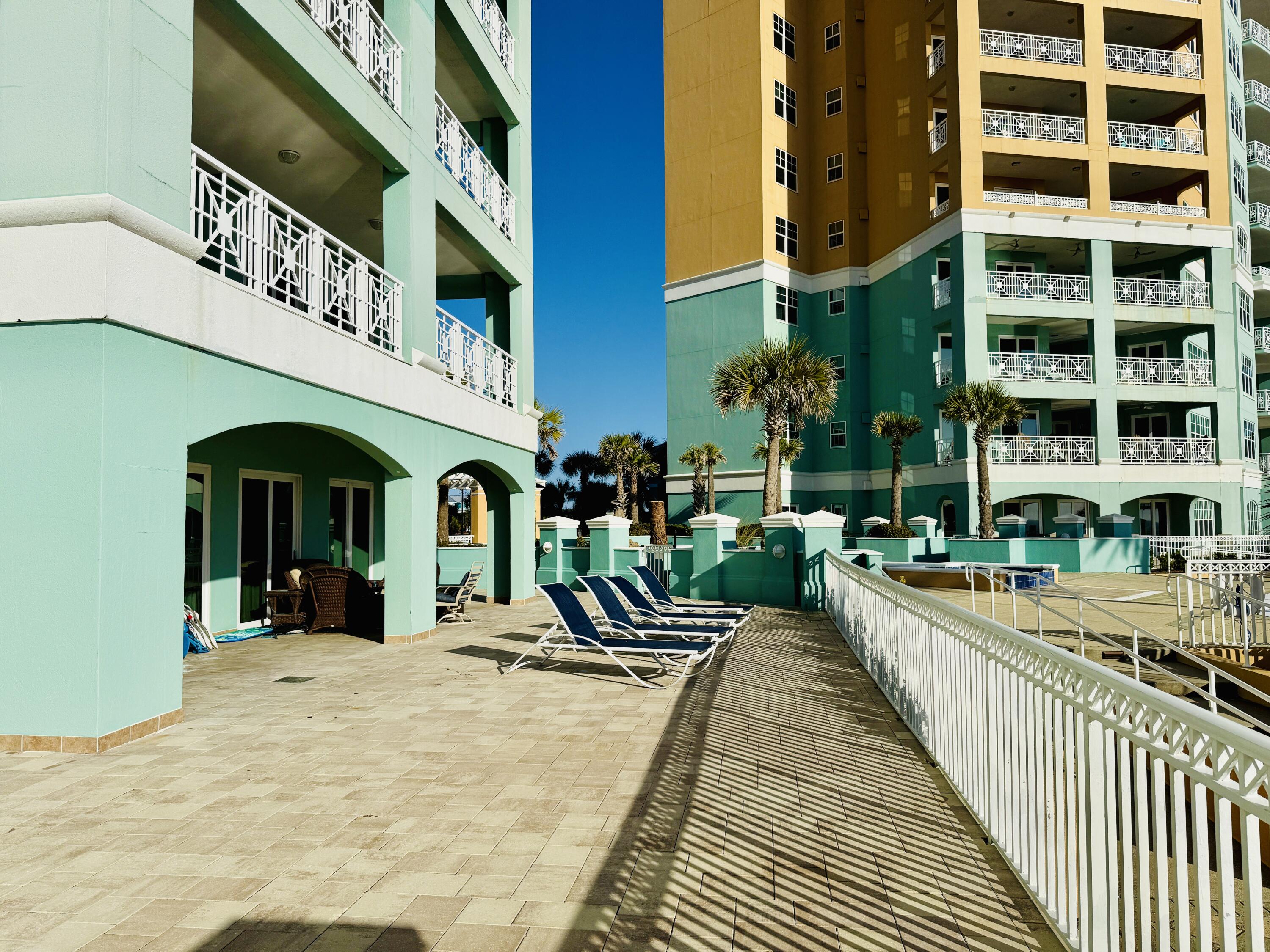 EN SOLEIL CONDOMINIUMS - Residential