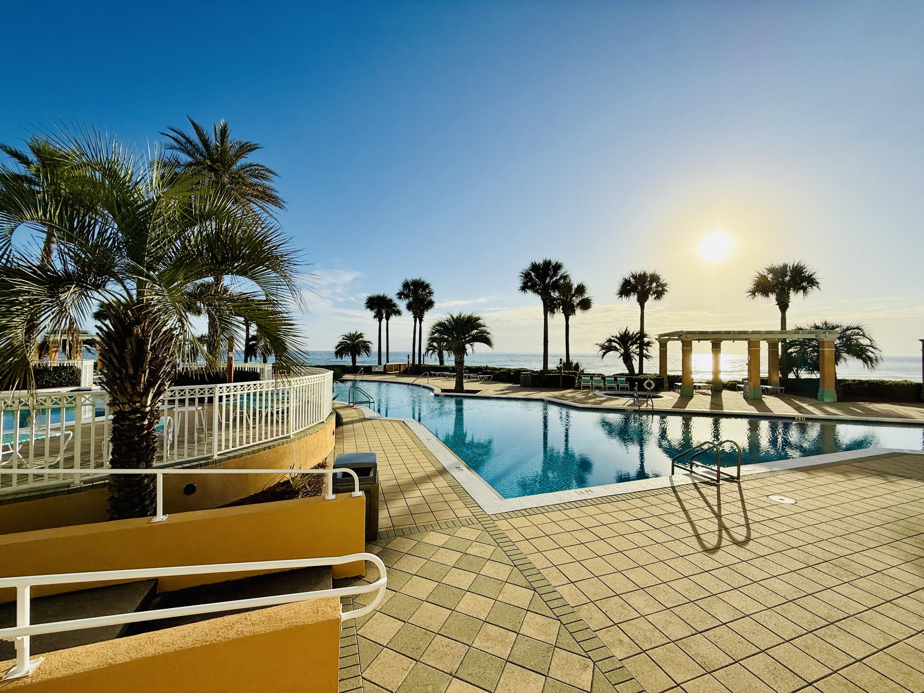 EN SOLEIL CONDOMINIUMS - Residential
