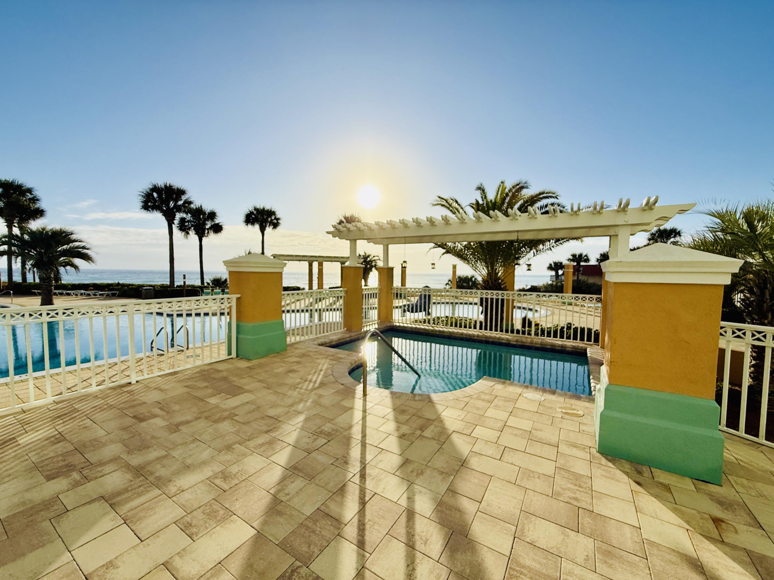 EN SOLEIL CONDOMINIUMS - Residential