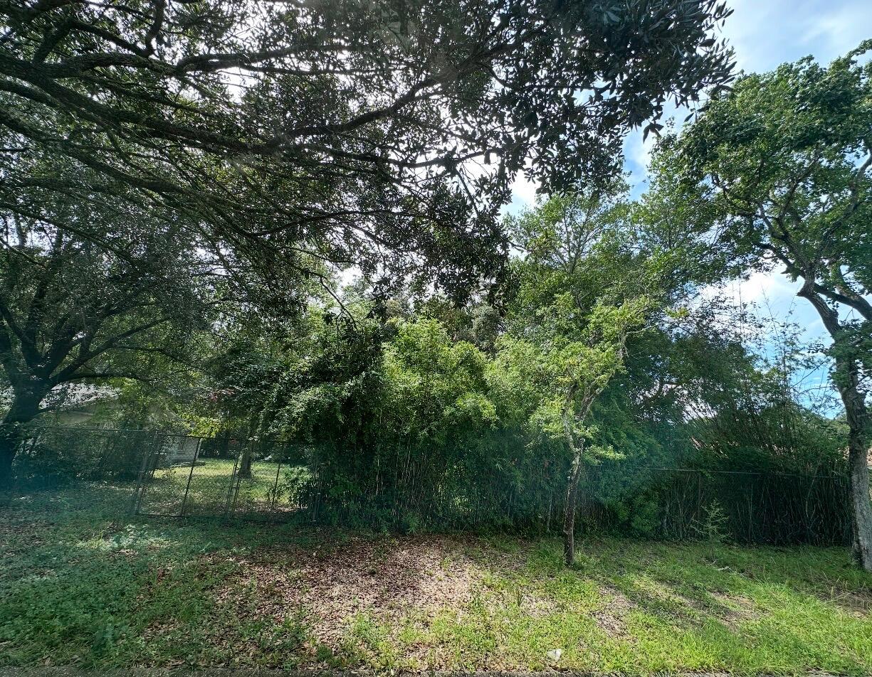 Wonderful lot in the heart of Fort Walton Beach!!  As lots in Fort Walton Beach are becoming scarce, this lot is in an established neighborhood.  Your new build will not be out of place in the neighborhood! The location provides direct access to shopping, restaurants, bases, boat launch, and beaches. If you are planning a new build, this lot is a mush see!!