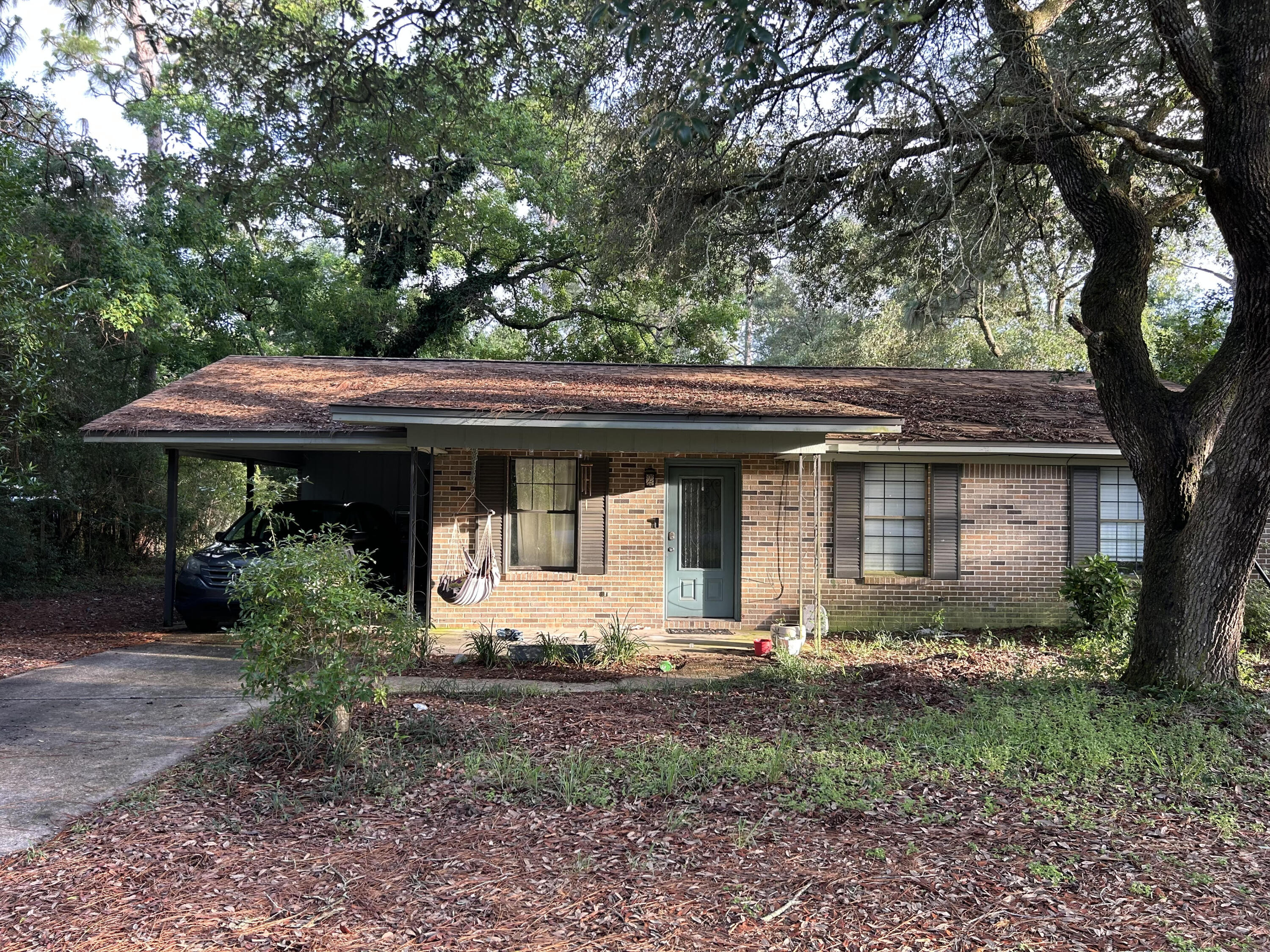 Quiet area located in North Defuniak Springs near Juniper lake. Convenient access to shopping and dining. Buyer to verify all pertinent information including square footage and lot dimensions. Property is being sold AS IS.