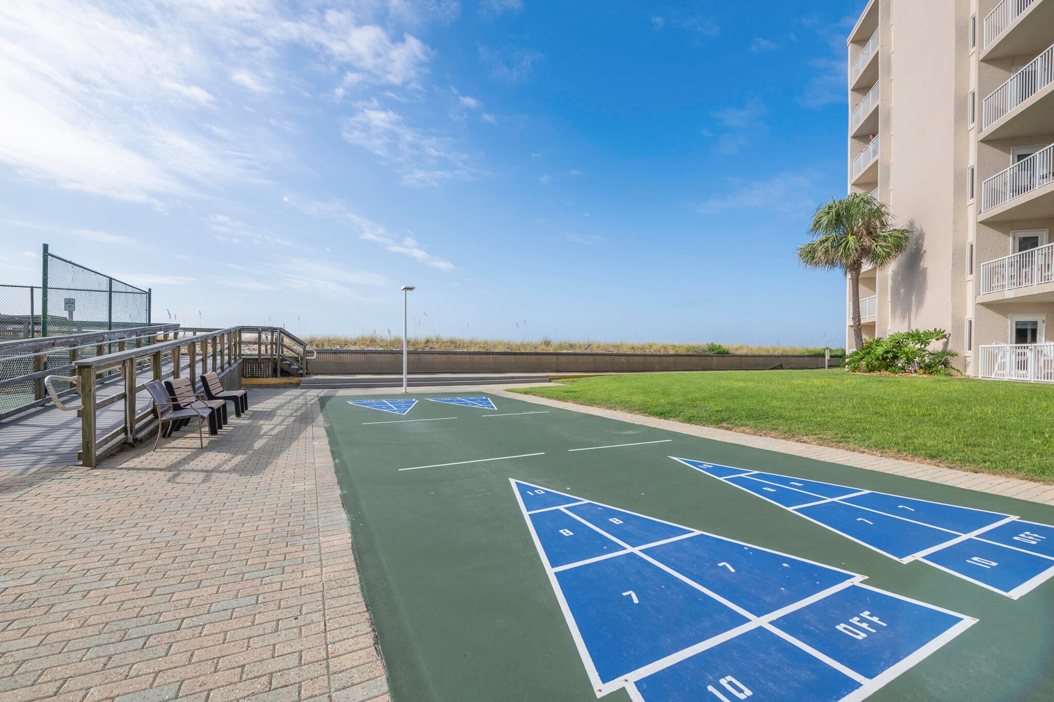 HOLIDAY SURF & RACQUET CLUB - Residential