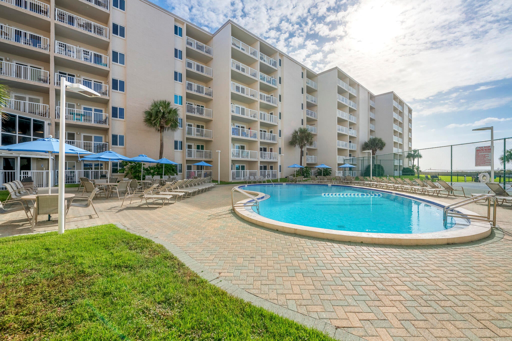 HOLIDAY SURF & RACQUET CLUB - Residential