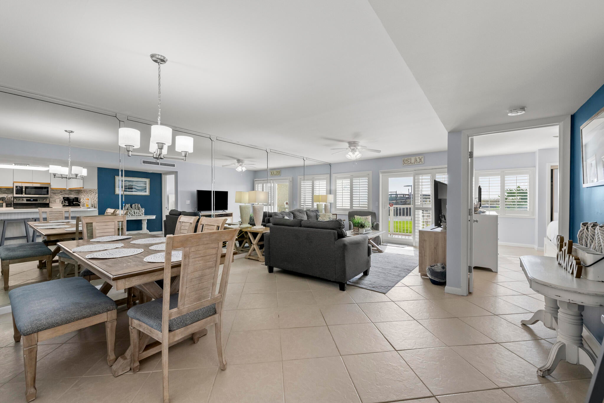 HOLIDAY SURF & RACQUET CLUB - Residential