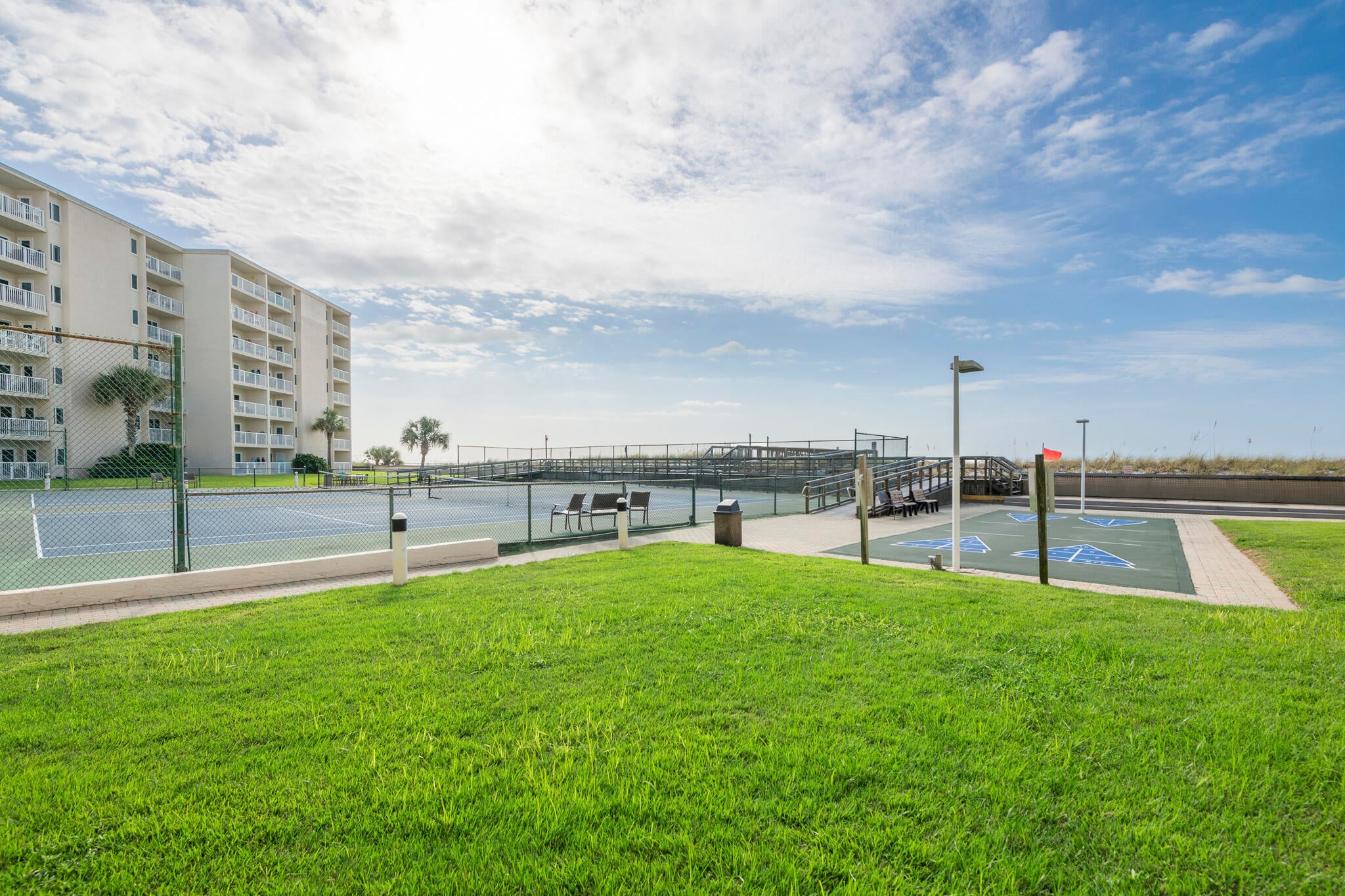 HOLIDAY SURF & RACQUET CLUB - Residential