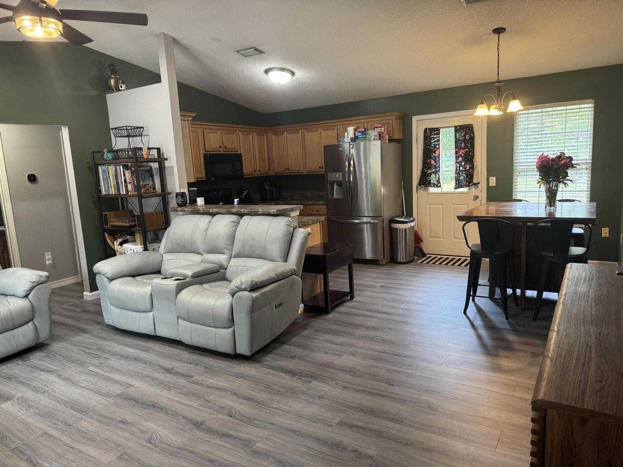 COUNTRY CLUB ESTATES - Residential