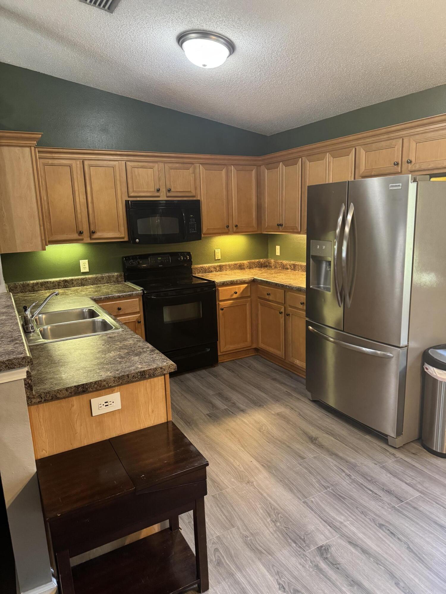 COUNTRY CLUB ESTATES - Residential